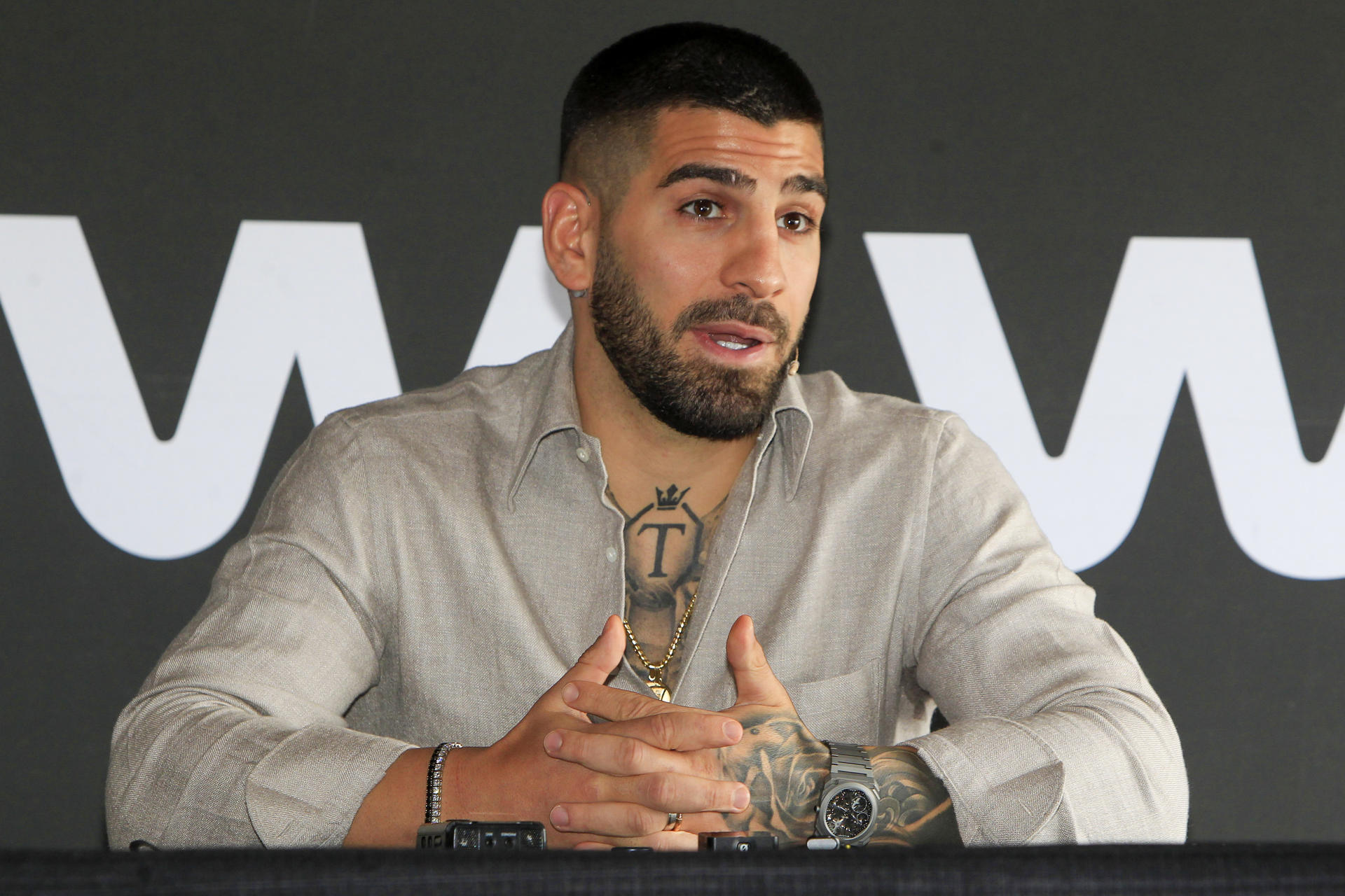 El luchador español de artes marciales mixtas (MMA), Ilia Topuria, que en breve debutará en peso ligero en un combate en Las Vegas (Estados Unidos), modera una rueda de prensa de presentación de la velada con doce peleas organizada por WOW 19 Alicante. EFE/Morell