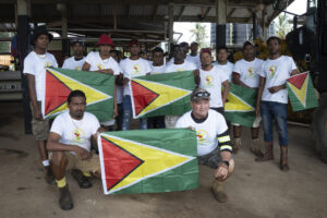 Fotografía del 25 de mayo de 2025 de trabajadores de la empresa GV Construction, posando con camisetas con el mensaje 'Esequibo es Guyana' y la bandera del país, en la aldea de Matthew's Ridge, en el Esequibo (Guyana). EFE/ Nazima Raghubir