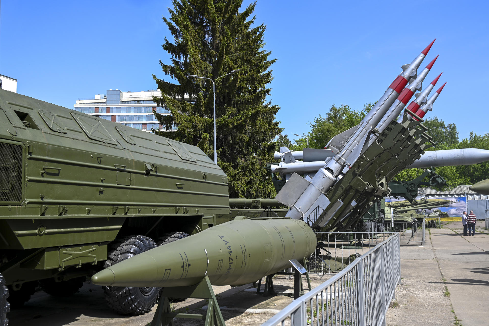 Vista del Museo Central de las Fuerzas Armadas en Moscú. Contra lo que pueda parecer, una amplia mayoría de rusos quiere que el presidente, Vladímir Putin, ponga fin cuanto antes a la guerra en Ucrania, aunque no renuncia a las ganancias territoriales obtenidas en los últimos tres años y medio, comentó a EFE el sociólogo Oleg Zhurabliov. "¿Cuántos rusos apoyan a día de hoy el fin de la guerra? Más del 70 %, la mayoría de la sociedad", señaló el especialista del Laboratorio de Sociología Pública y profesor de la Scuola Normale Superiore de Pisa. EFE/ Ignacio Ortega