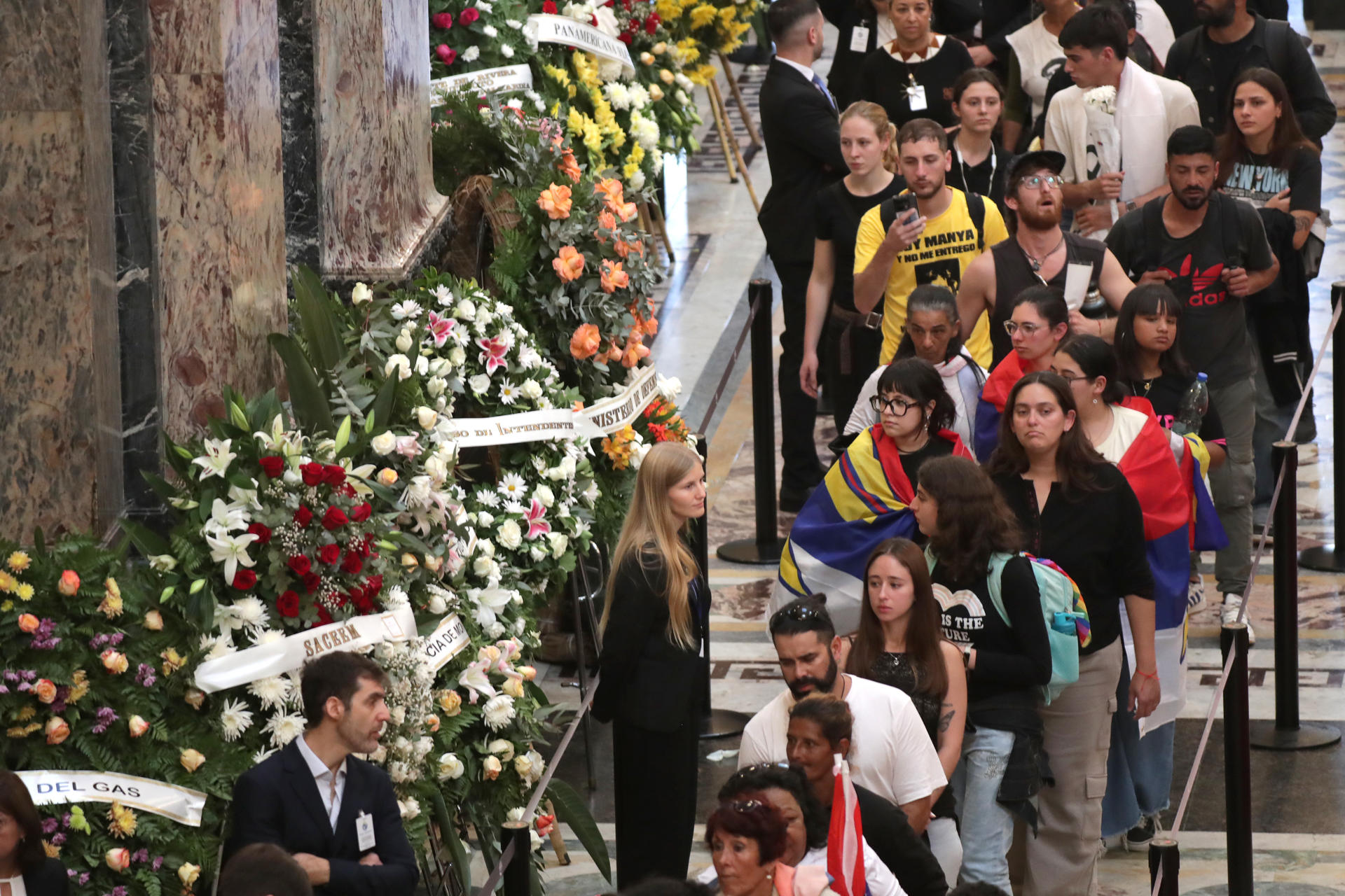 Personas asisten al velorio del expresidente José Mujica, este 14 de mayo de 2025 en el Palacio Legislativo de Montevideo (Uruguay). EFE/Raúl Martínez