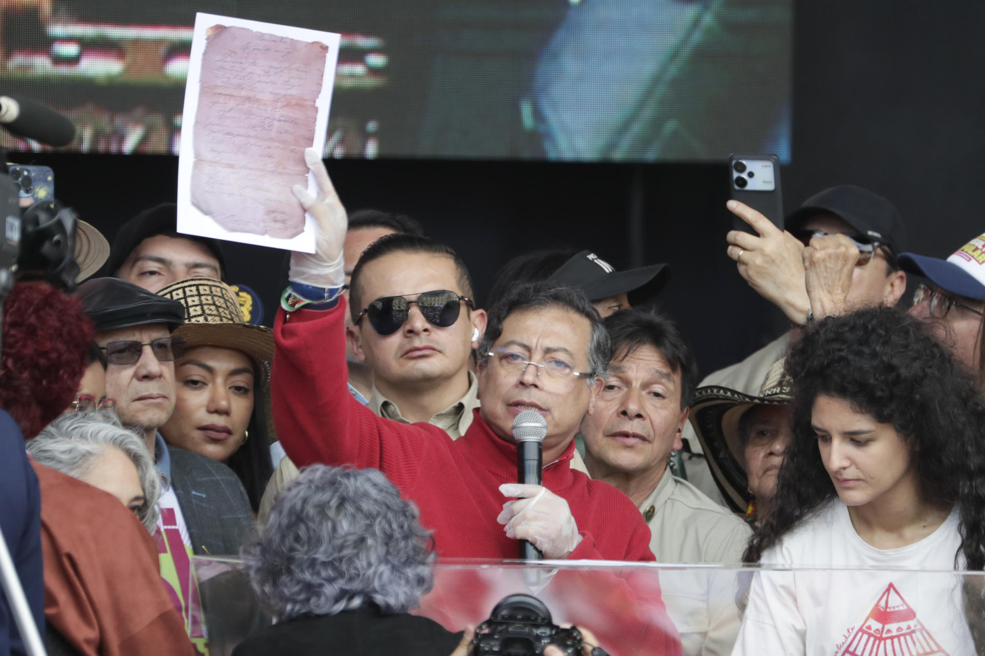 El presidente de Colombia, Gustavo Petro, sostiene un documento este jueves, durante la conmemoración del Día Internacional del Trabajo en Bogotá (Colombia). Petro tomó la espada del Libertador Simón Bolívar al concluir su discurso ante miles de trabajadores e indígenas reunidos frente al Capitolio Nacional en el Día del Trabajo para apoyar sus reformas y la consulta popular propuesta por el mandatario. EFE/ Carlos Ortega