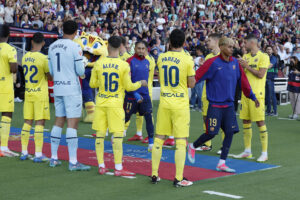 Los jugadores del Villarreal hacen un pasillo a los del FC Barcelona tras haber ganado la LaLiga momentos antes del encuentro de Laliga entre FC Barcelona y Villarreal CF disputado en el Estadio Olímpico de Montjuic. EFE/ Toni Albir