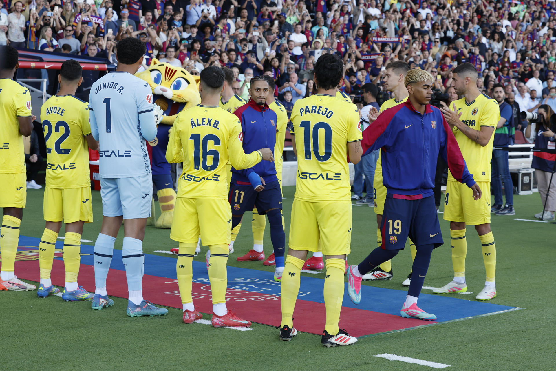 Los jugadores del Villarreal hacen un pasillo a los del FC Barcelona tras haber ganado la LaLiga momentos antes del encuentro de Laliga entre FC Barcelona y Villarreal CF disputado en el Estadio Olímpico de Montjuic. EFE/ Toni Albir