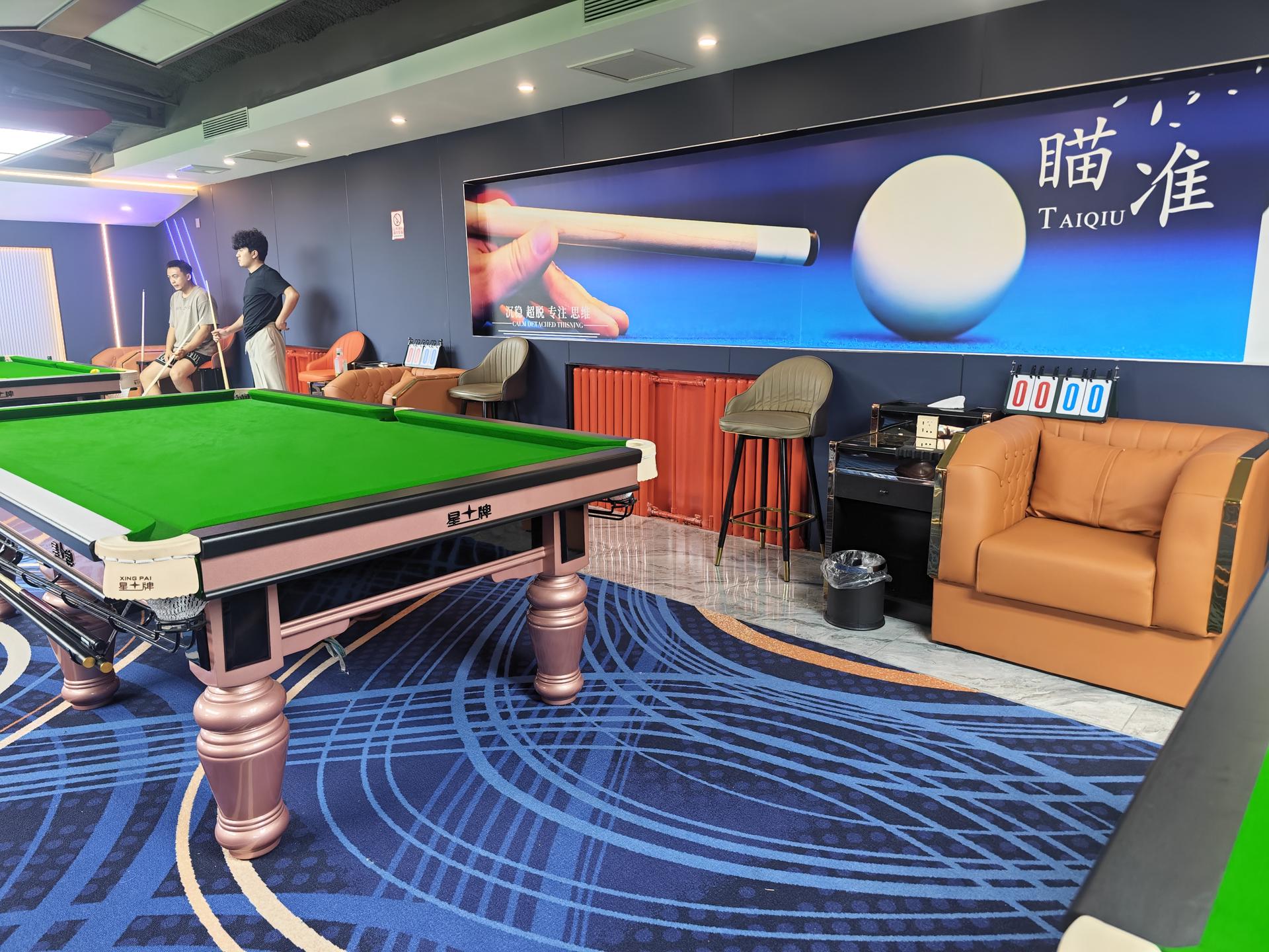 Aficionados disfrutan del billar en el Royal N8 Billard en Pekín. EFE/Guillermo Benavides