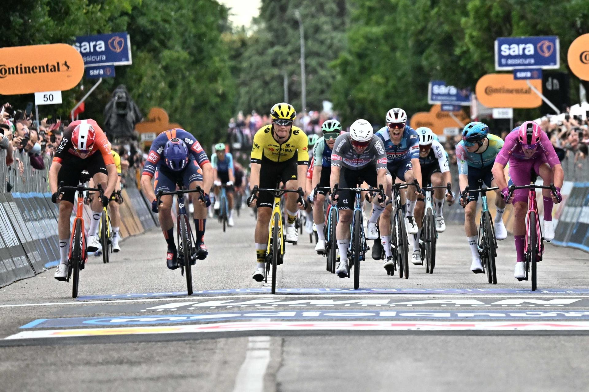 El neerlandés Olav Kooij, vencedor de la duodécima etapa del Giro, cruzando la línea de meta.|EFE/EPA/LUCA ZENNARO
