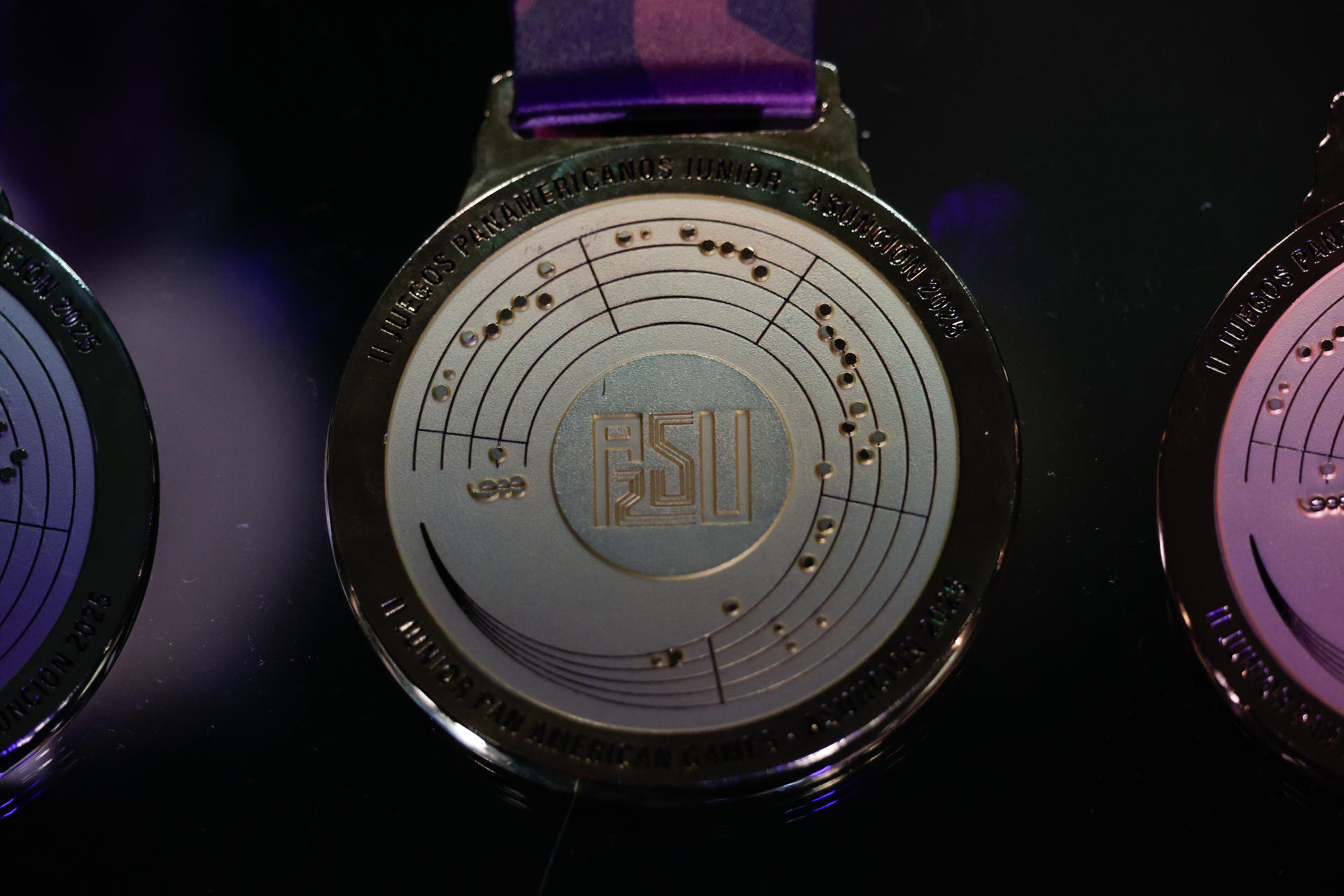 Así es la medalla de oro de los Juegos Panamericanos Junior ASU2025. EFE/ Juan Pablo Pino