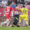 El delantero del Villarreal, Álex Baena (d), remata con el brazo ante el guardameta argentino del Girona, Paulo Gazzaniga, durante el encuentro correspondiente a la jornada 35 de Laliga EA Sports que disputaron Girona y Villarreal en el estadio municipal de Montilivi, en Girona. EFE/David Borrat.