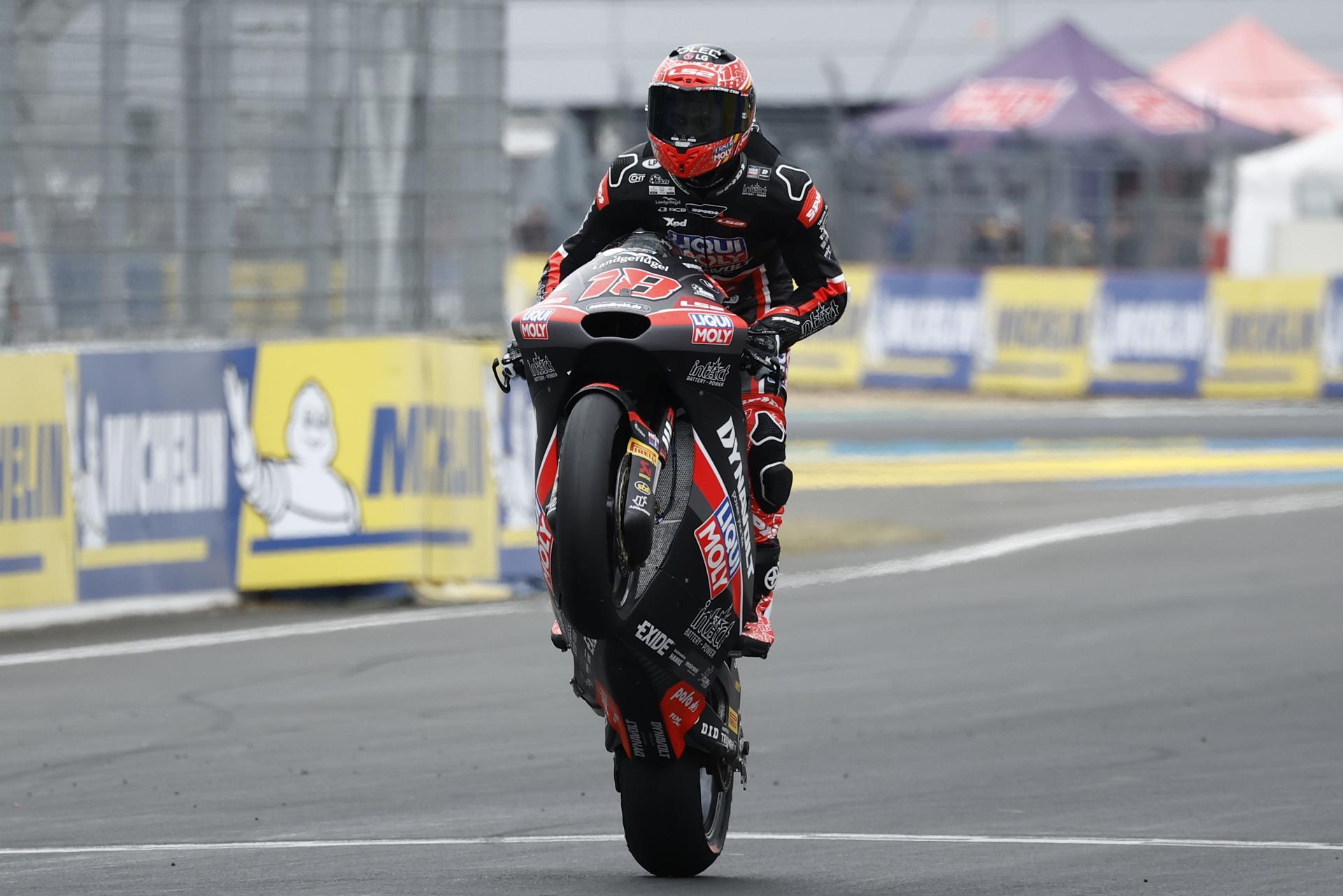 El piloto español Manuel González, del equipo Liqui Moly Dynavolt Intact GP, cruza la línea de meta para ganar la carrera de Moto2 en el Gran Premio de Francia de Motociclismo en Le Mans, Francia. EFE/EPA/YOAN VALAT