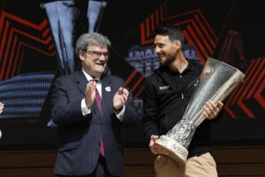 El alcalde de Bilbao, Juan Mari Aburto (i), y el exjugador del Athletic Aritz Aduriz (d), embajador de la UEFA para esta edición, han participado este martes junto a otros representantes institucionales en la apertura del Fan Festival de la Final de la Europa League 2025 que se disputa el próximo miércoles en el estadio de San Mamés en Bilbao. EFE/ Miguel Toña