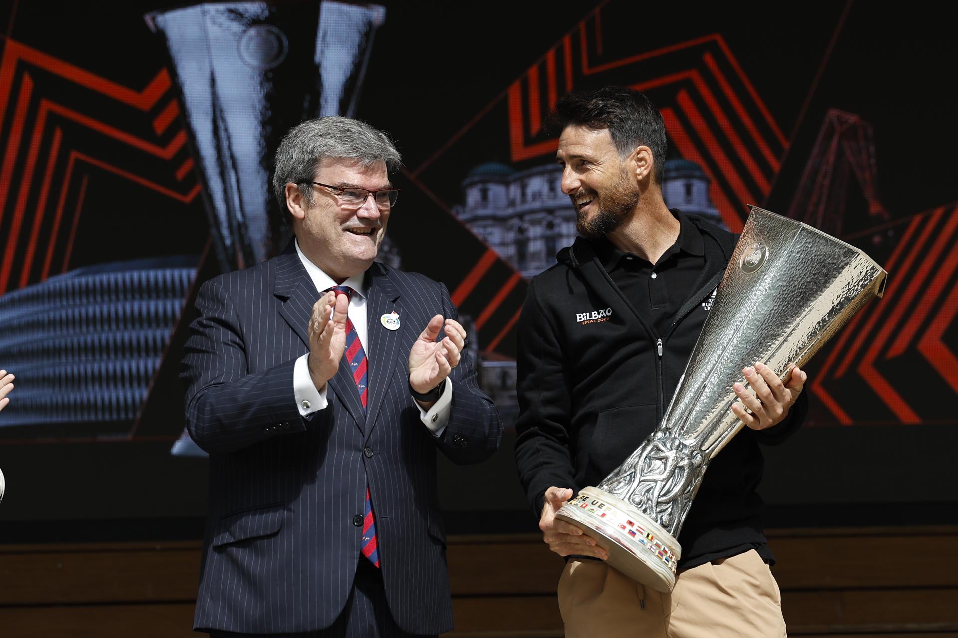El alcalde de Bilbao, Juan Mari Aburto (i), y el exjugador del Athletic Aritz Aduriz (d), embajador de la UEFA para esta edición, han participado este martes junto a otros representantes institucionales en la apertura del Fan Festival de la Final de la Europa League 2025 que se disputa el próximo miércoles en el estadio de San Mamés en Bilbao. EFE/ Miguel Toña
