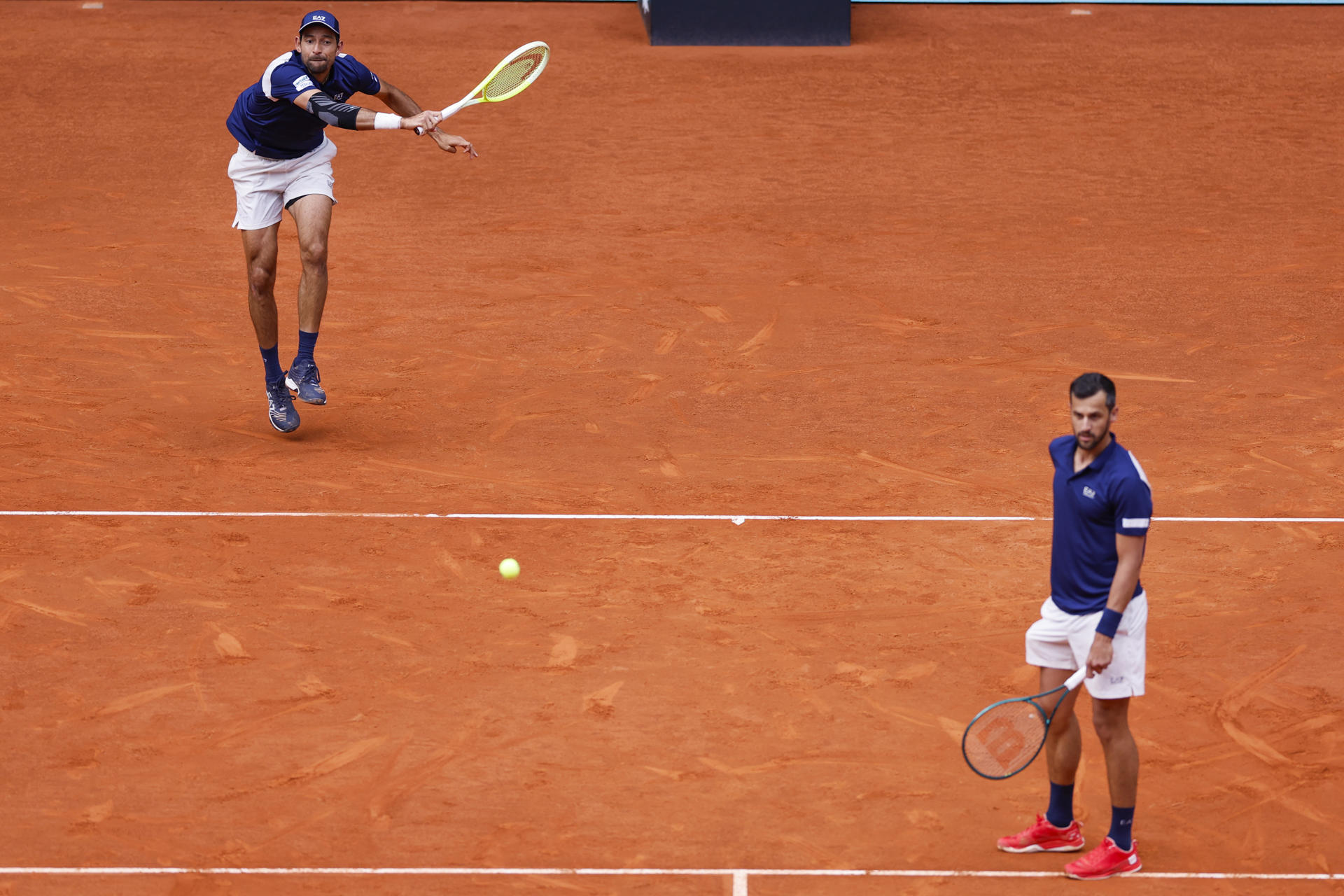 La pareja formada por el salvadoreño Marcelo Arévalo (i) y el croata Mate Pavić durante la final de dobles masculinos del Mutua Madrid Open en la que se enfrentan a la pareja formada el argentino Horacio Zeballos y el español Marcel Granollers, este sábado en la Caja Mágica en Madrid. EFE/ Sergio Perez
