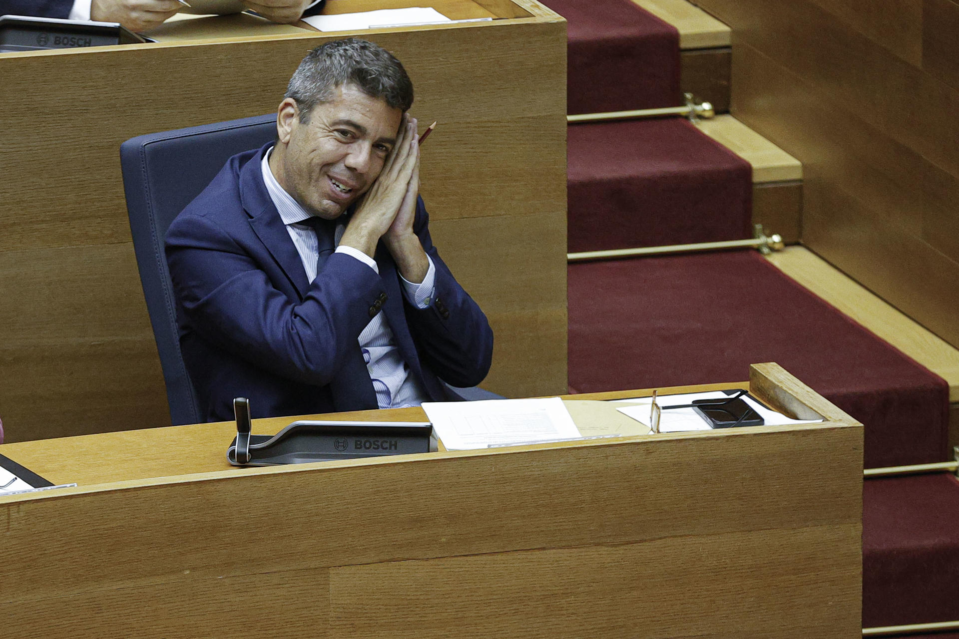 El president de la Generalitat, Carlos Mazón, hace un gesto en su escaño por las horas de la noche en que se aprueban los segundos presupuestos autonómicos de la legislatura, que ascienden a 32.291 millones de euros, gracias al apoyo de Vox. EFE/Manuel Bruque