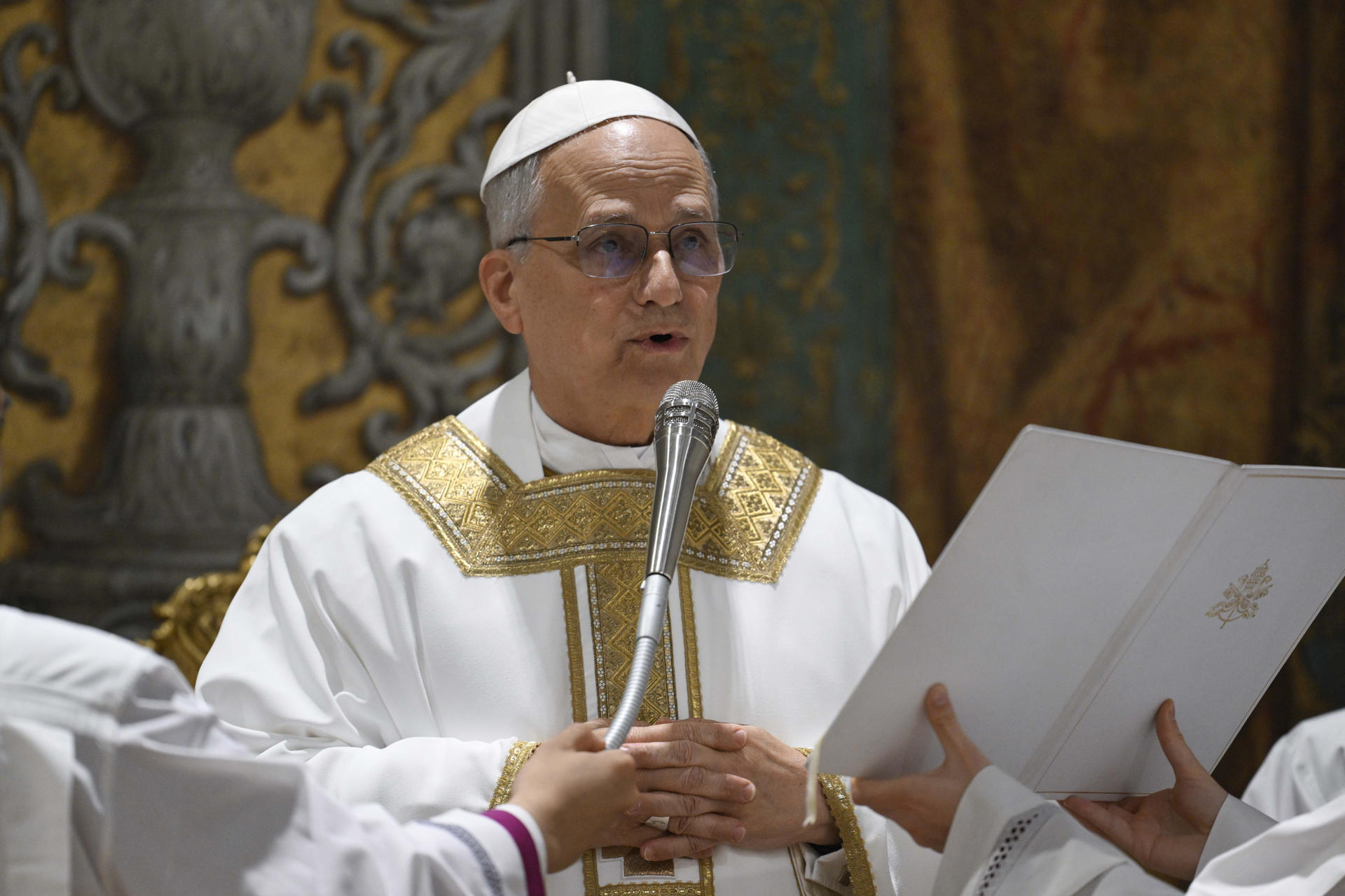 El papa León XIV oficia este viernes, su primera misa en la Capilla Sixtina ante los 133 cardenales que este jueves le eligieron en la cuarta votación en el cónclave. EFE/ Dicasterio para la Comunicación del Vaticano/Mario Tomassetti/SOLO USO EDITORIAL/SOLO DISPONIBLE PARA ILUSTRAR LA NOTICIA QUE ACOMPAÑA (CRÉDITO OBLIGATORIO)