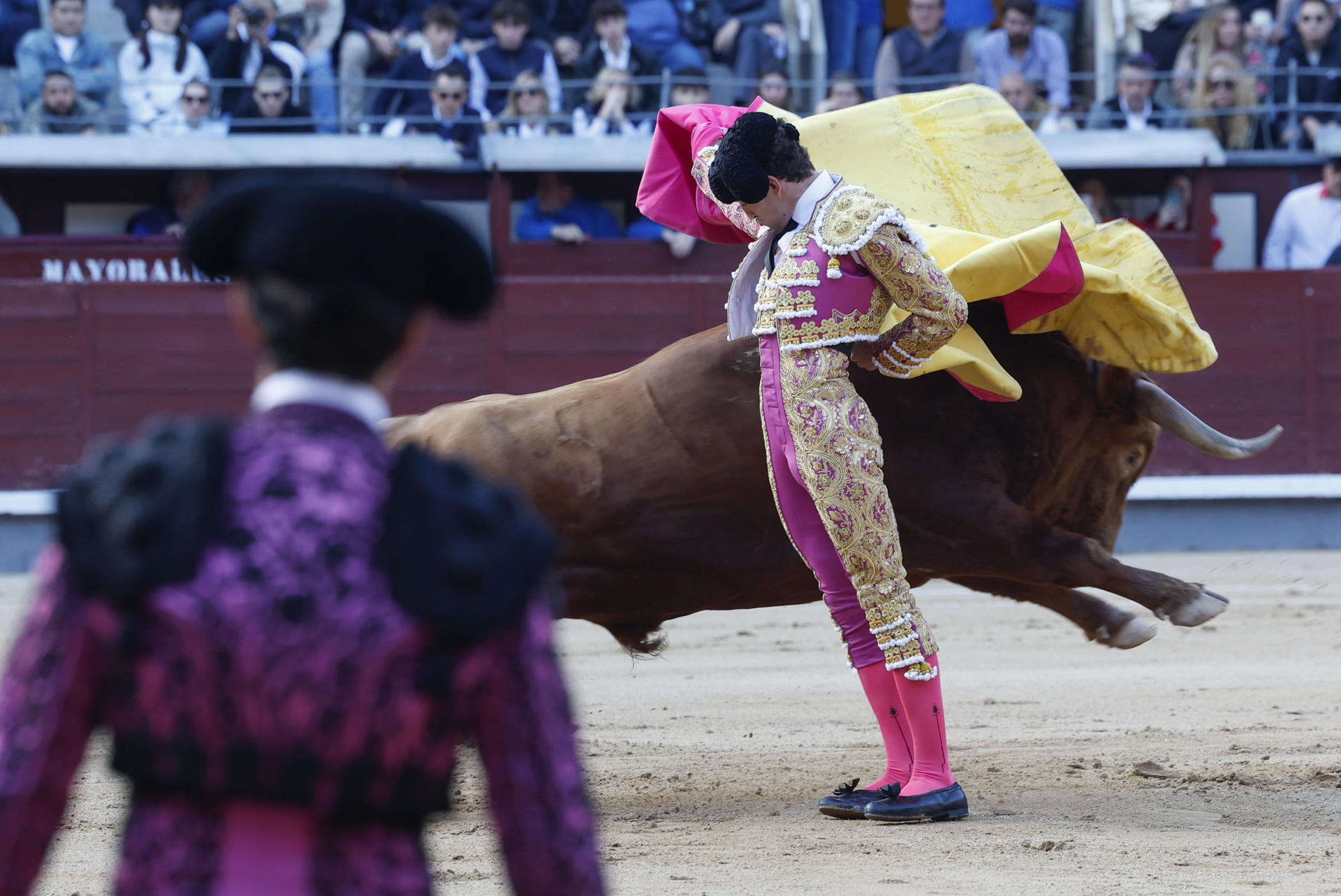 El diestro David Galván en su faena durante la corrida celebrada hoy sábado en la plaza de toros de Las Ventas, en Madrid, incluida en la Feria de San Isidro. EFE / JJ Guillen.
