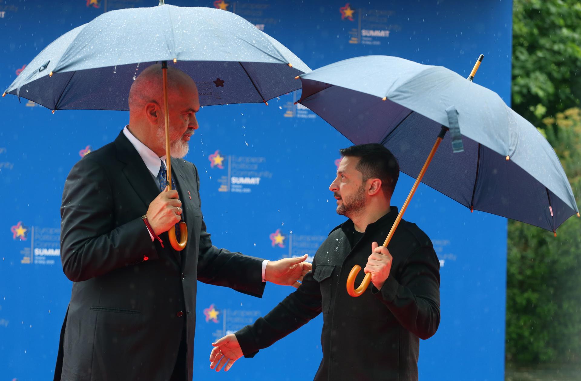 El primer ministro de Albania, Edi Rama, da la bienvenida al presidente de Ucrania, Volodímir Zelenski, en la 6ª Cumbre de la Comunidad Política Europea (CPE) en Tirana, Albania, el 16 de mayo de 2025. EFE/EPA/MALTON DIBRA