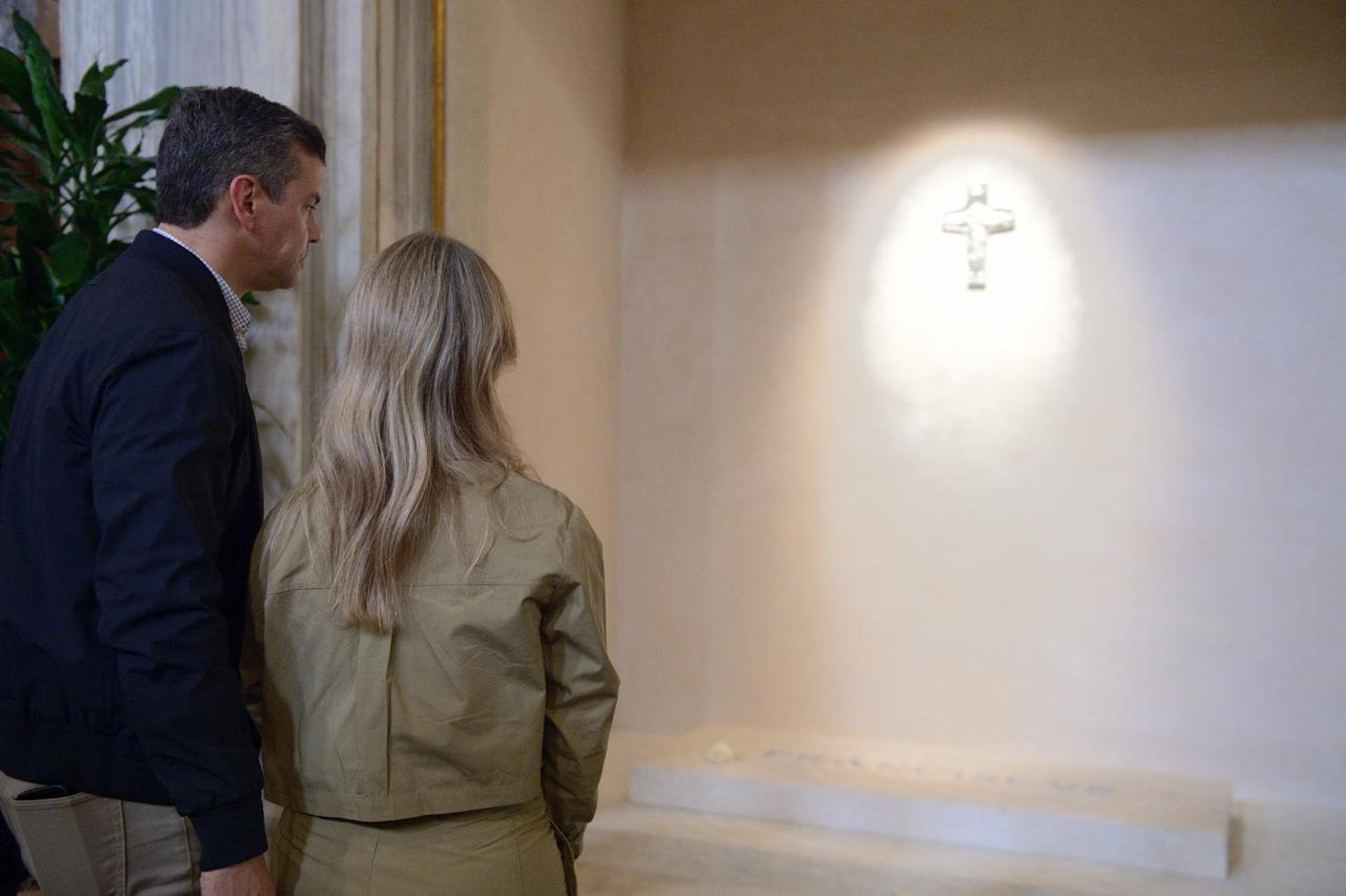 Fotografía cedida este sábado, 17 de mayo, por la Presidencia de Paraguay en la que fueron captados el mandatario paraguayo Santiago Peña (i) y su esposa, Leticia Ocampos, durante una visita a la tumba del papa Francisco en la Basílica de Santa María la Mayor, en Roma (Italia). EFE/Presidencia de Paraguay