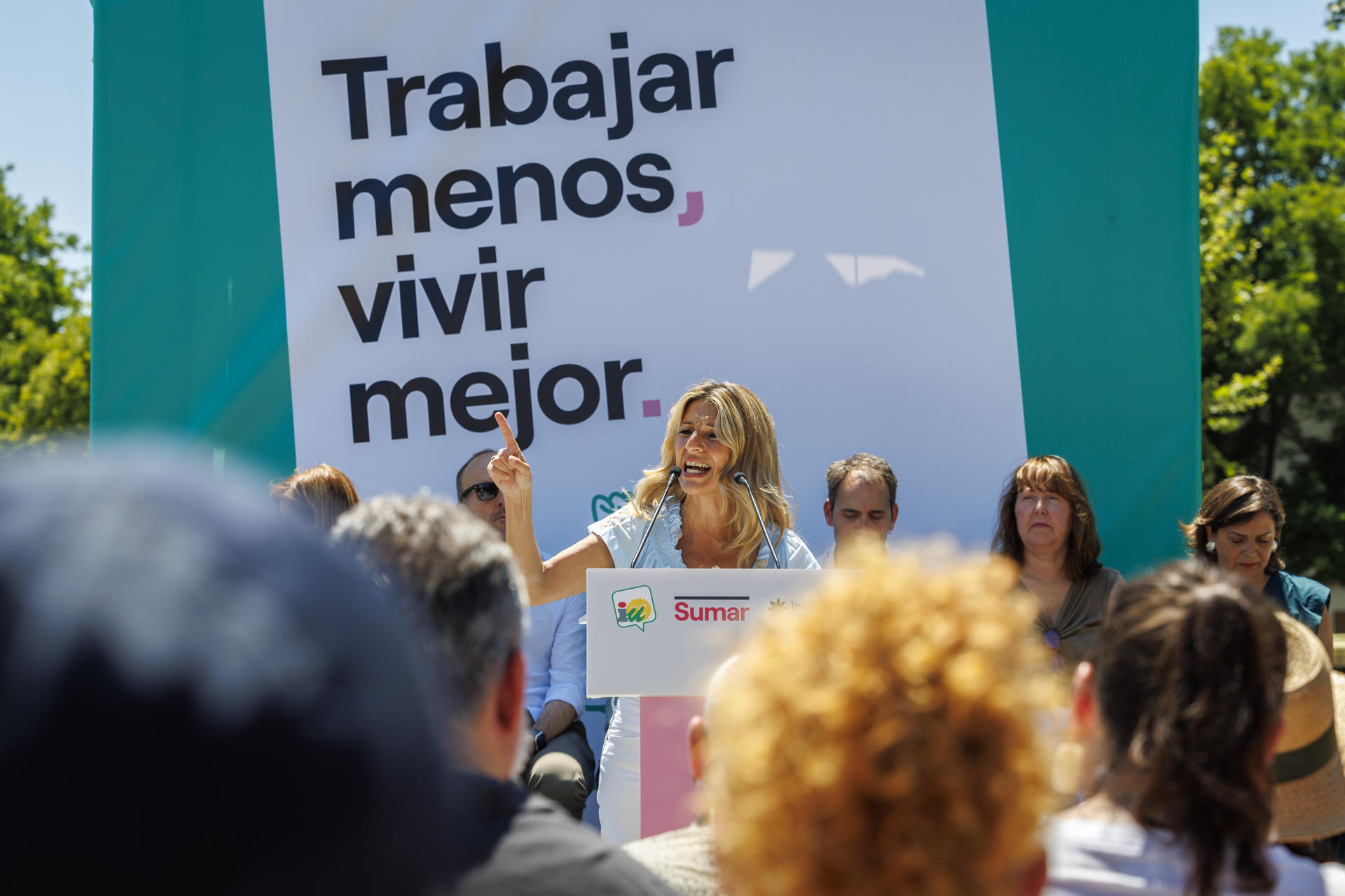 La vicepresidenta segunda del Gobierno y ministra de Trabajo y Economía Social, Yolanda Díaz interviene en un acto por la reducción de la jornada laboral con el lema "Trabajar menos, vivir mejor", este domingo en Sevilla. EFE/ Julio Muñoz