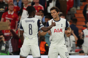 Los jugadores del Tottenham Brennan Johnson (d) e Yves Bissouma celebran tras marcar ante el Manchester, durante la final de la Liga Europa que Tottenham Hotspurs y Manchester United disputan este miércoles en el estadio de San Mamés, en Bilbao. EFE/Luis Tejido