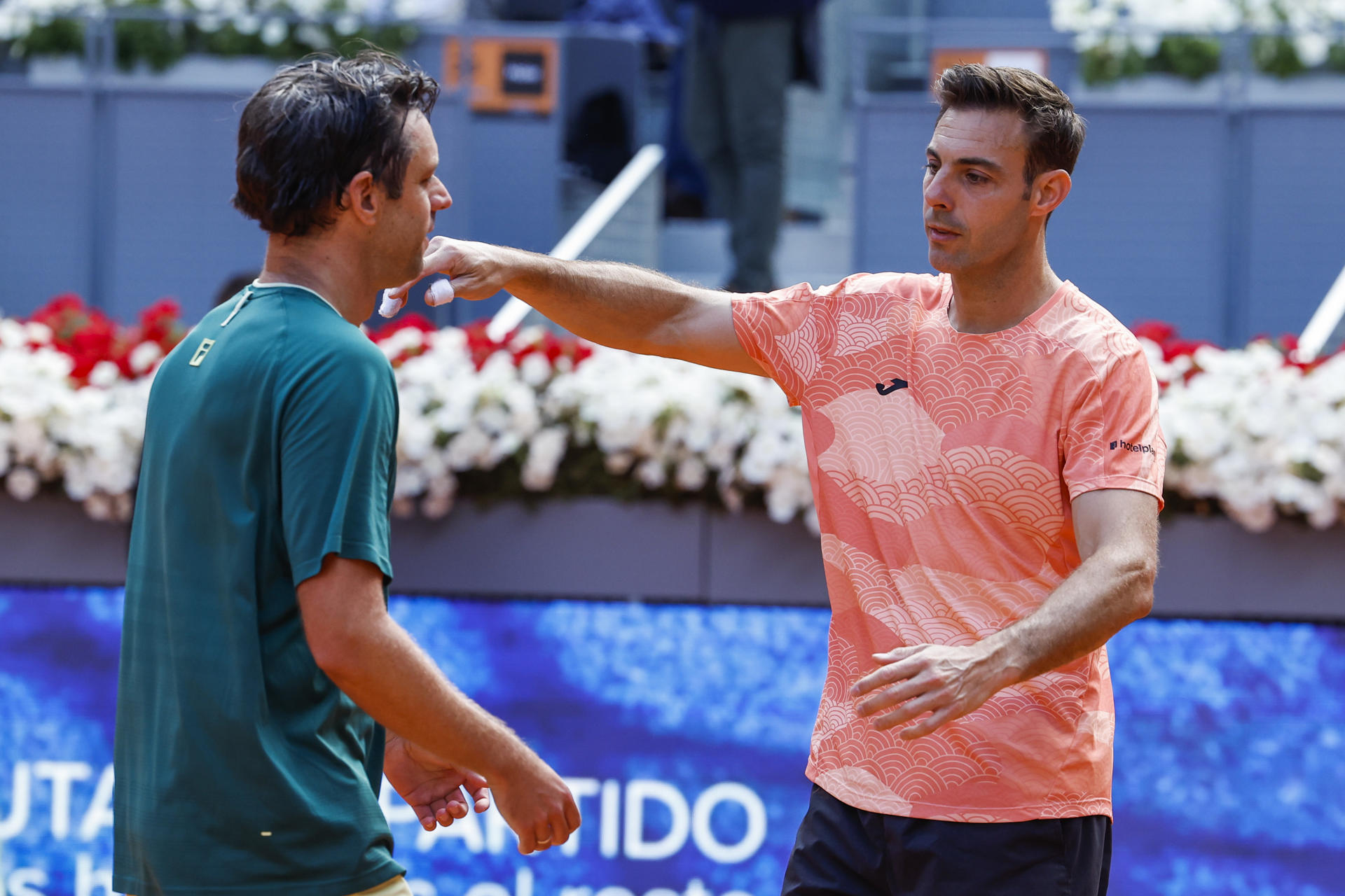 - La pareja formada el argentino Horacio Zeballos (i) y el español Marcel Granollers celebran la victoria ante la pareja formada por el salvadoreño Marcelo Arévalo y el croata Mate Pavić, tras la final de dobles masculinos del Mutua Madrid Open este sábado en la Caja Mágica en Madrid. EFE/ Chema Moya