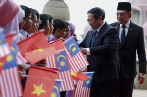 PUTRAJAYA (Malaysia), 25/05/2025.- Vietnamese Prime Minister Pham Minh Chinh (2-R) greets school students as he attends a meeting with his Malaysian counterpart, Anwar Ibrahim (R), ahead of the 46th ASEAN Summit in Putrajaya, Malaysia, 25 May 2025. (Malasia) EFE/EPA/HASNOOR HUSSAIN / POOL