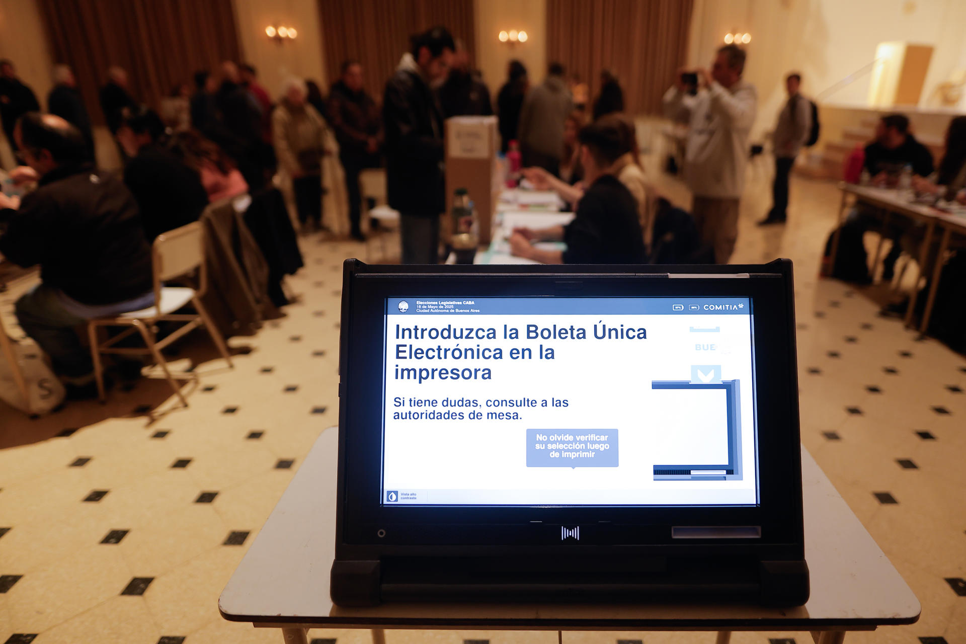 Dispositivo en el interior de un colegio electoral este domingo en Buenos Aires. EFE/Juan Ignacio Roncoroni