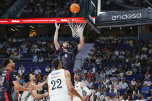 El alero georgiano del Granada Giorgi Bezhanishvili (arriba) en acción este domingo, en el partido de la Liga Endesa de baloncesto, entre el Real Madrid y el Granada, en la capital española. EFE/ Zipi
