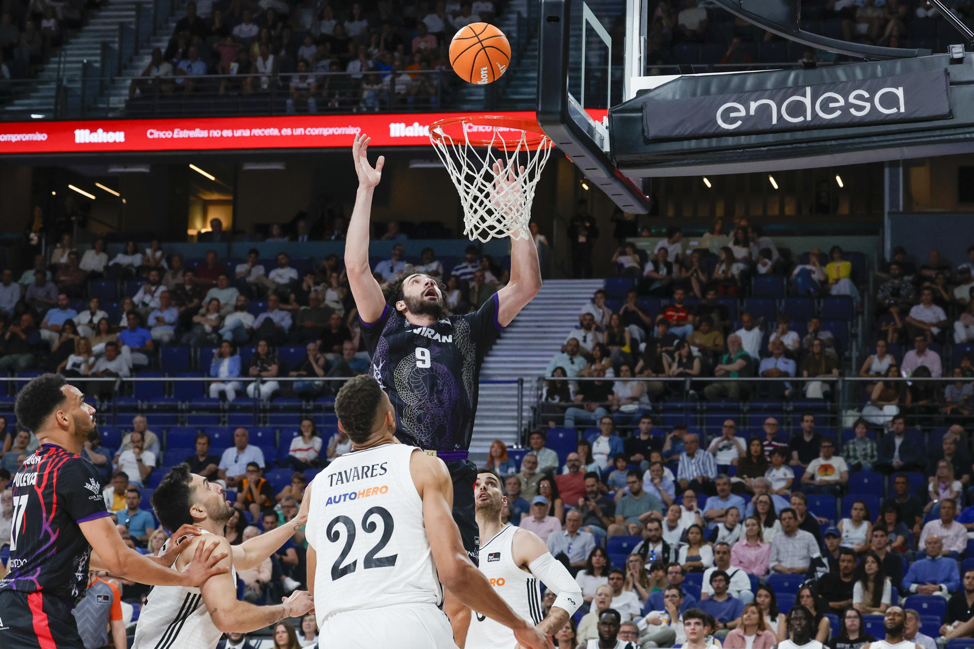 El alero georgiano del Granada Giorgi Bezhanishvili (arriba) en acción este domingo, en el partido de la Liga Endesa de baloncesto, entre el Real Madrid y el Granada, en la capital española. EFE/ Zipi