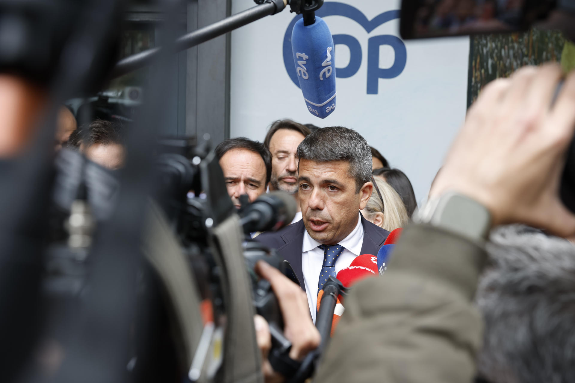 El presidente de Valencia, Carlos Mazón (c) a su llegada este lunes a la reunión de la Junta Directiva Nacional del partido que se celebra en Madrid. EFE/JJ Guillén