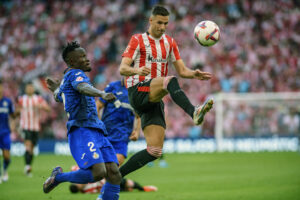 El delantero del Athletic Club de Bilbao Gorka Guruzeta (d) intenta controlar el balón ante el defensa togolés del Getafe CF Djene en el estadio de San Mamés, en Bilbao en foto de archivo de Javier Zorrilla. EFE