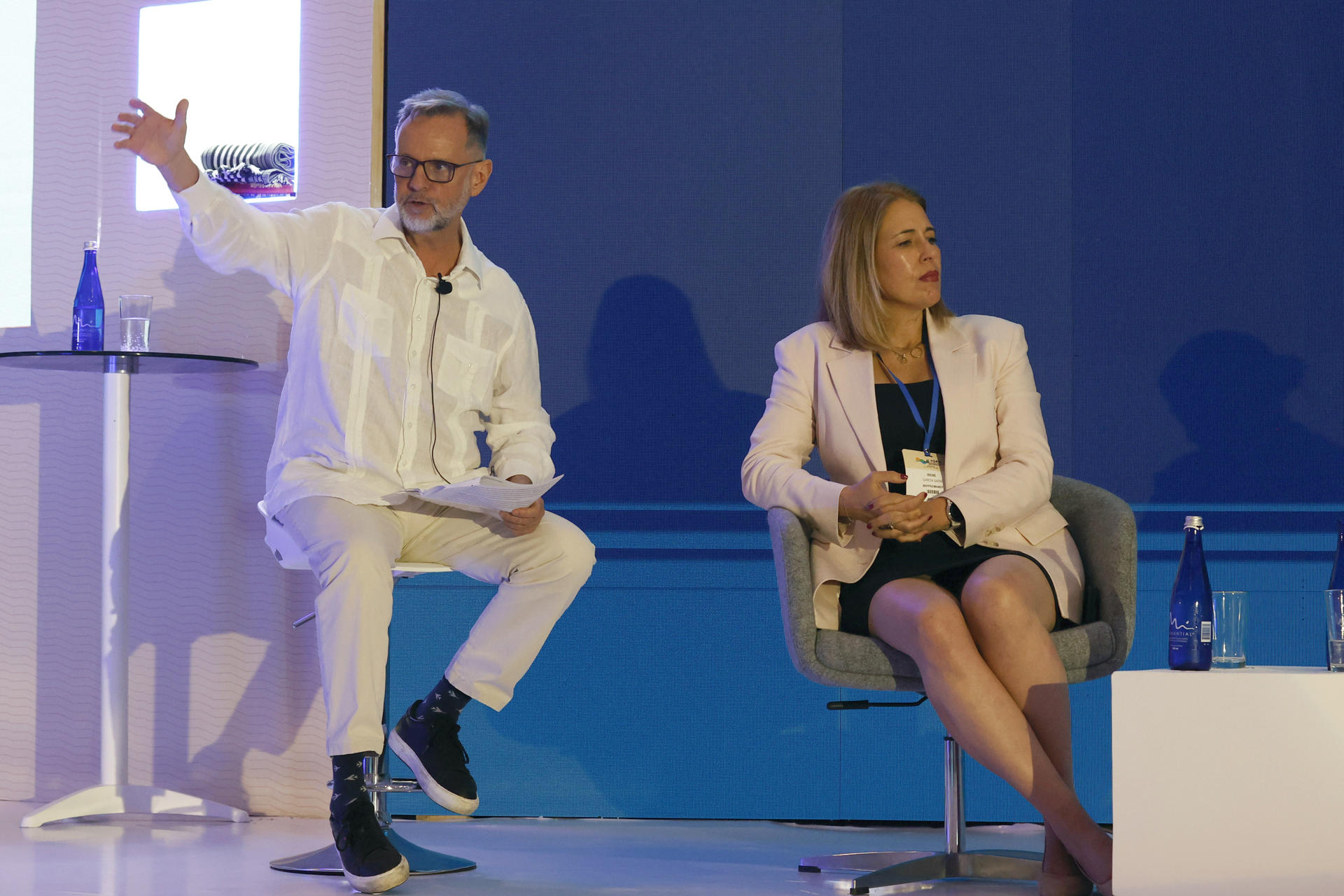 El director corporativo de Iberia y presidente del Consejo de Turismo de la Confederación Española de Organizaciones Empresariales (CEOE), Juan Cierco (i), habla junto a la subdirectora general de Negocio y CDO de Mapfre, Irene García Sáez, en el II Foro Iberoamericano de Turismo este jueves, en Santa Marta (Colombia). EFE/Mauricio Dueñas
