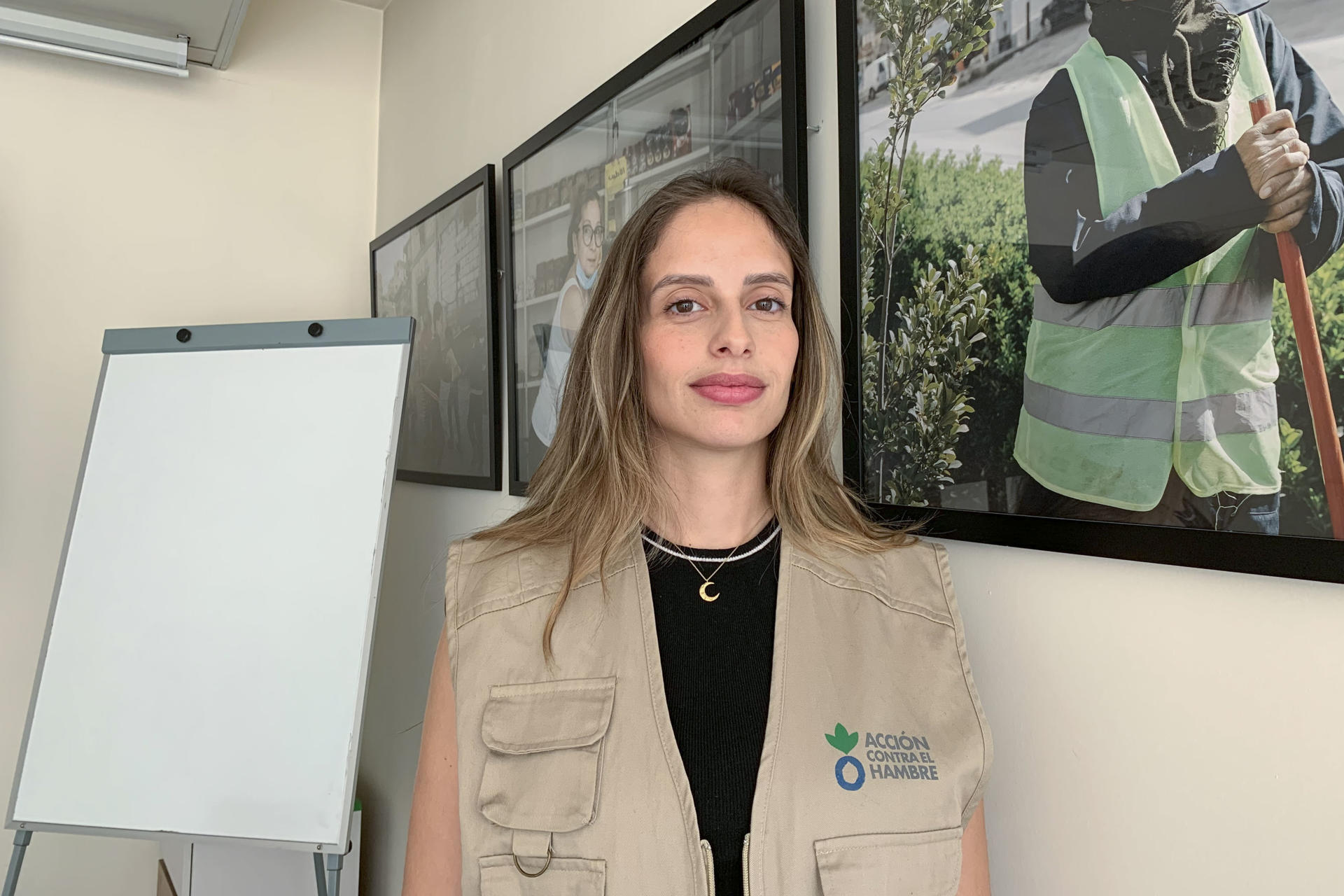 - La coordinadora de Incidencia de Acción contra el Hambre en el Líbano, Sonia Ben Salem, durante una entrevista con EFE el 22 de mayo de 2025 en Beirut. Al cumplirse medio año de la entrada en vigor del alto el fuego en el Líbano, el 80 % de las áreas golpeadas por la guerra siguen en situación "precaria" y muchas carecen de infraestructuras básicas, mientras la comunidad humanitaria espera más recortes de financiación a partir de este mismo verano, según Acción contra el Hambre. La coordinadora de Incidencia de la oenegé en el Líbano, Sonia Ben Salem, explica en una entrevista con EFE que solo el 20 % de las zonas afectadas están "más o menos entrando en una fase de recuperación", tal y como descubrieron con la realización de un análisis conjunto para identificar qué regiones priorizar. EFE/ Noemí Jabois