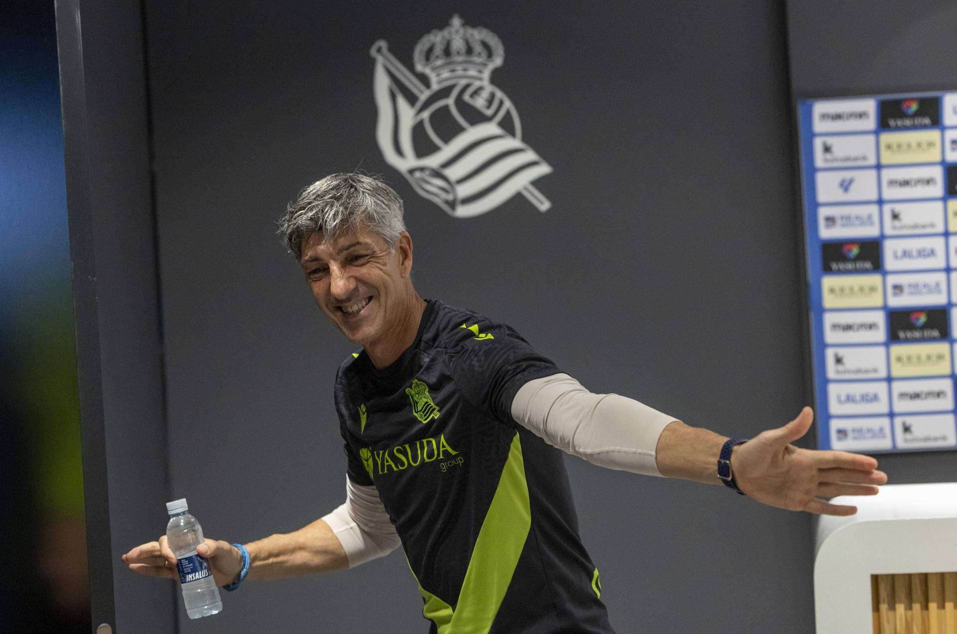 El entrenador de la Real Sociedad, Imanol Alguacil, este sábado durante su última rueda de prensa como técnico blanquiazul en el campo de entrenamiento de Zubieta, previa al partido del domingo contra el Girona. EFE/Javier Etxezarreta
