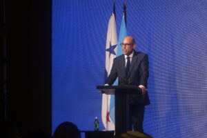 El secretario ejecutivo de la ONU para el Cambio Climático, Simon Stiell, habla en la inauguración de la Semana del Clima, este miércoles en Ciudad de Panamá (Panamá). EFE/Carlos Lemos
