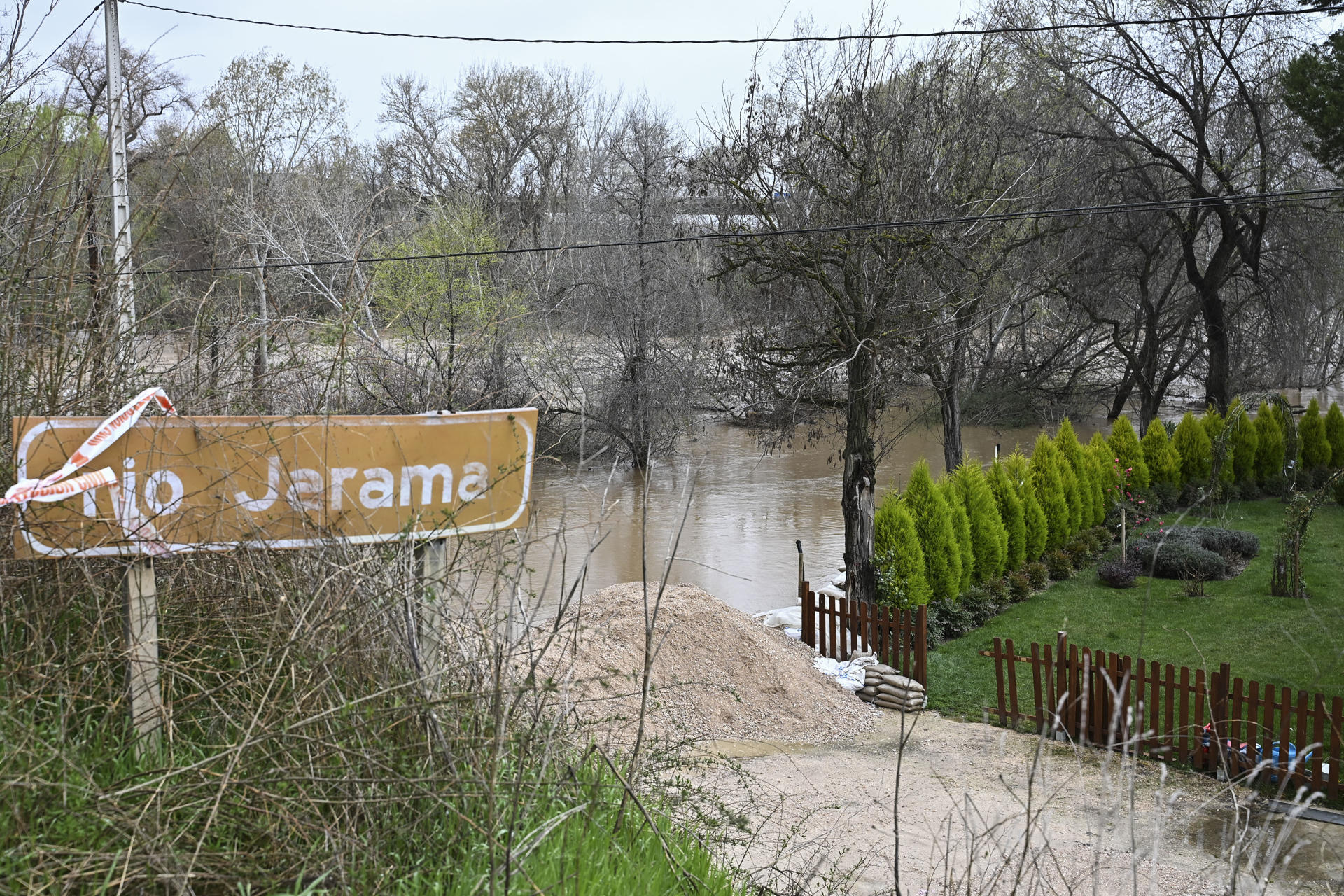 Vista del río Jarama en Mejorada del Campo (Madrid), que llegó a registrar el pasado 22 de marzo un aumento del nivel del agua de más de dos metros. EFE/Fernando Villar