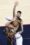 El pívot de los Nuggets, Nikola Jokic (c) lucha contra dos rivales de Oklahoma City Thunder este lunes, durante el primer partido de las semifinales de la Conferencia Oeste de la NBA que ganaron los de Denver por 119-121 y les deja con ventaja de 0-1 en la serie. EFE/EPA/GERALD LEONG