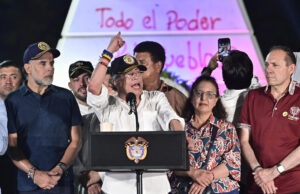 Fotografía cedida por la Presidencia de Colombia del mandatario colombiano, Gustavo Petro (c); el ministro de Trabajo, Antonio Sanguino (d), y el ministro del Interior, Armando Benedetti (i), durante un encuentro con simpatizantes este martes, en Barranquilla (Colombia). EFE/ Presidencia de Colombia