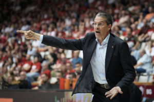 El entrenador del Valencia Basket, Pedro Martínez, durante el partido de la Liga Endesa ante el Básquet Girona del pasado sábado. EFE/David Borrat.
