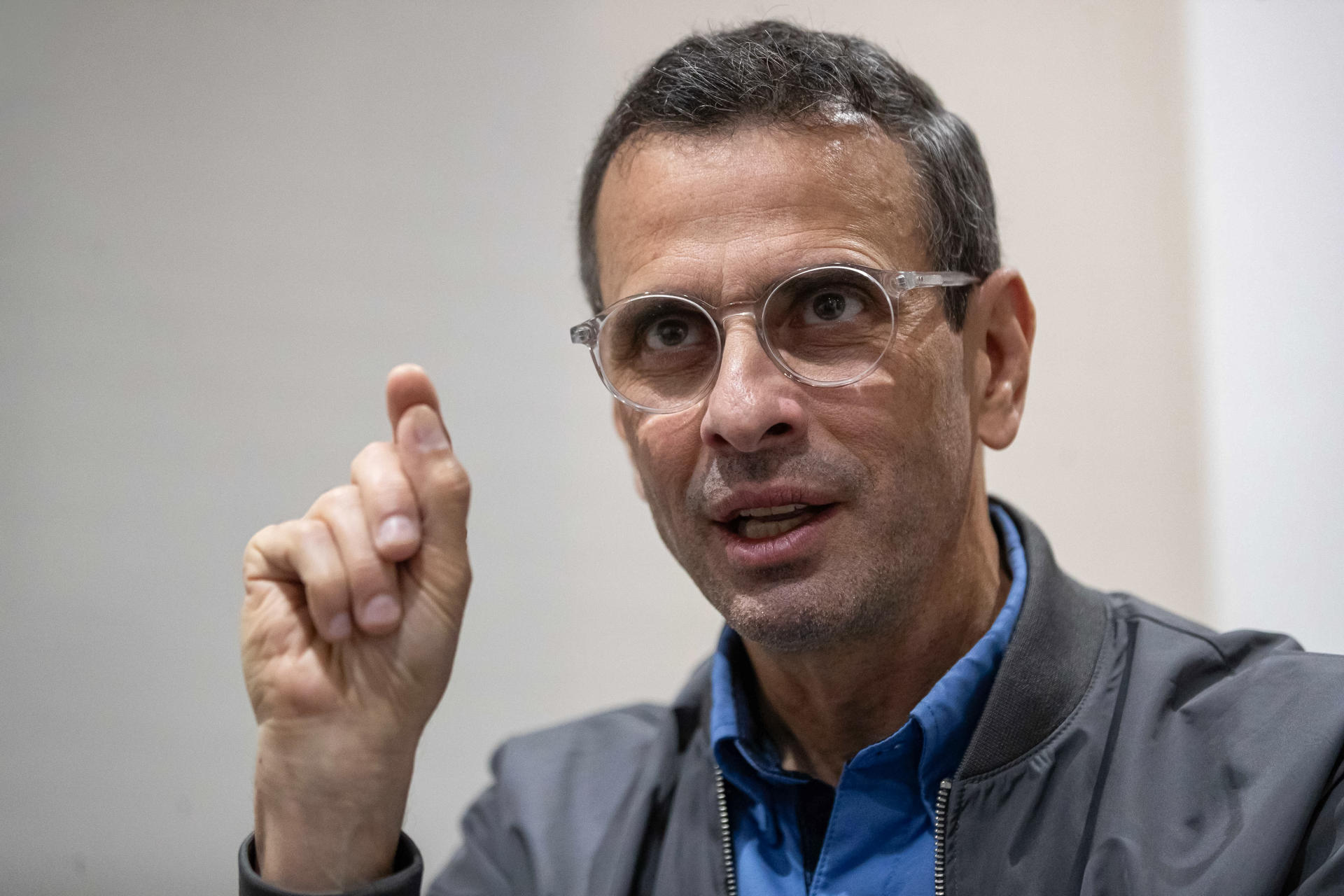 Fotografía del 16 de mayo del 2025 del candidato opositor a la Asamblea Nacional, Henrique Capriles, durante una entrevista con EFE en Caracas (Venezuela). EFE/ Ronald Peña R