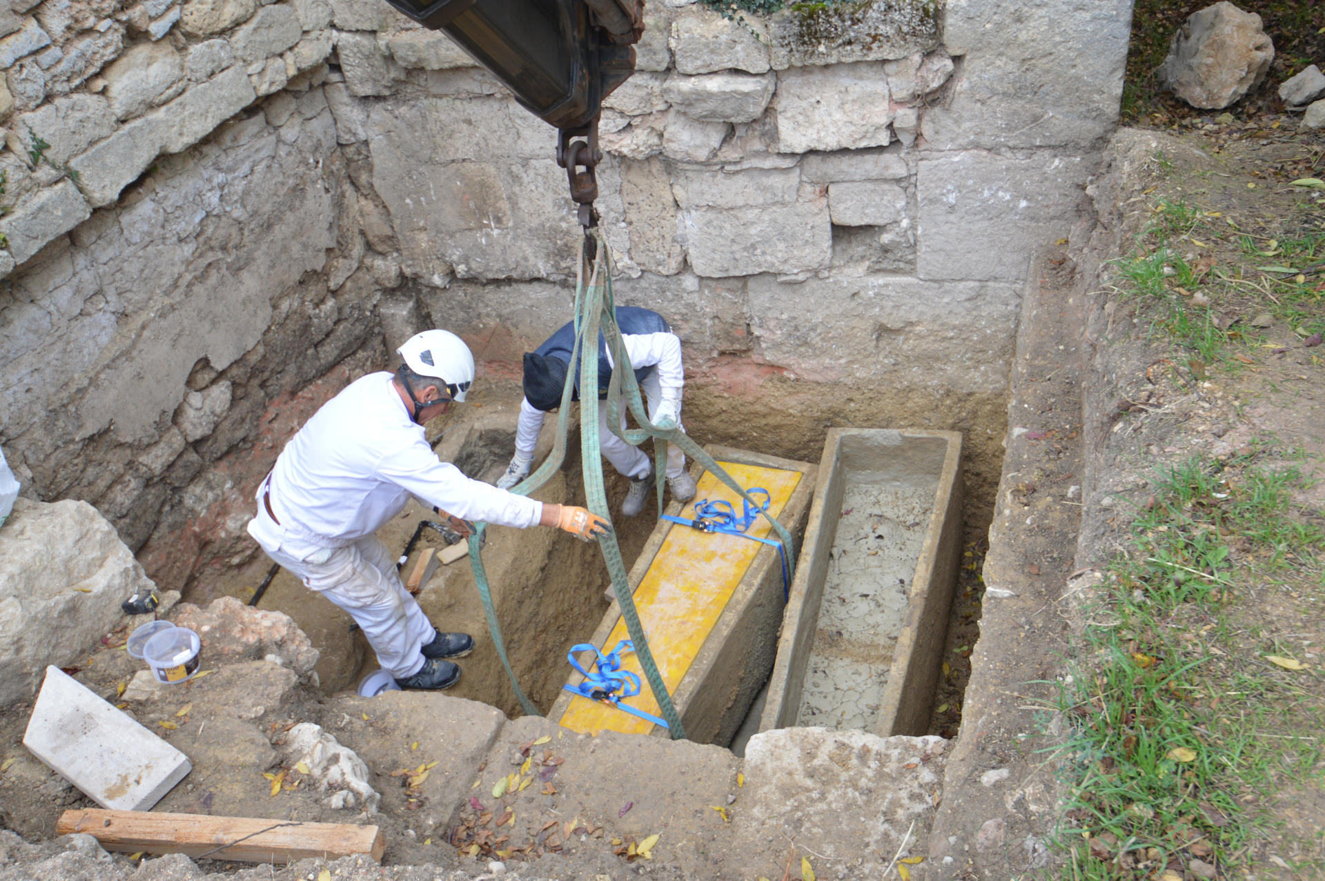 El hallazgo de dos sarcófagos intactos de época visigoda (siglo VI) ha sido la última sorpresa del proyecto arqueológico de la ermita de Montes Claros de Ubierna (Burgos), en la que se excava una necrópolis con mil años de enterramientos y que podría asentarse sobre un mausoleo romano, lo que la convertiría en el templo de culto cristiano conservado más antiguo de España.-EFE/Óscar González y Gerardo Martínez***SOLO USO EDITORIAL/SOLO DISPONIBLE PARA ILUSTRAR LA NOTICIA QUE ACOMPAÑA (CRÉDITO OBLIGATORIO)***