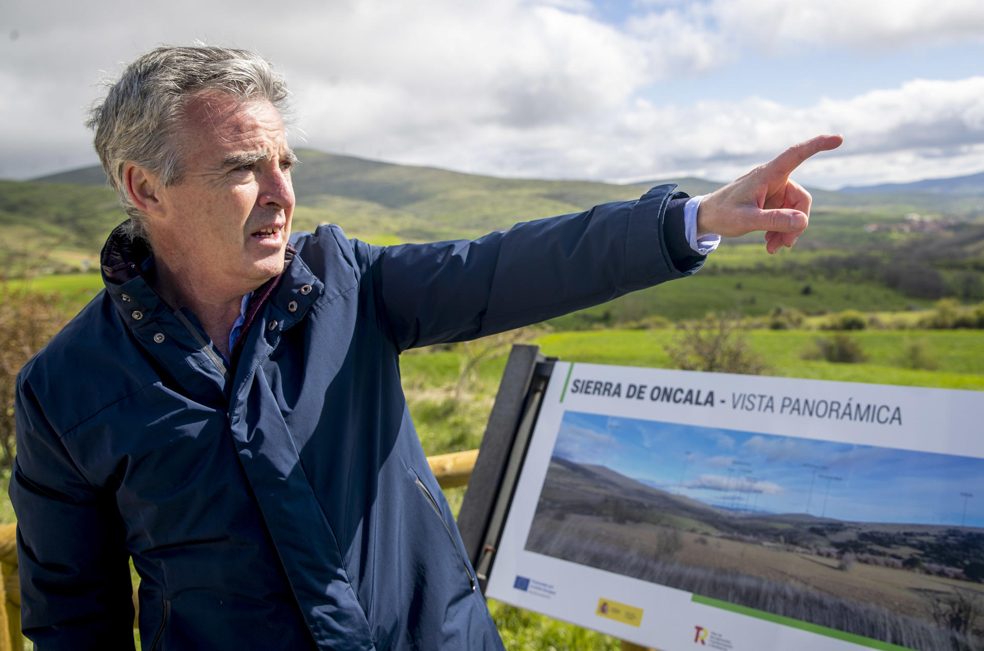 El presidente de la Mancomunidad de Tierras Altas de Soria, José Ramón Ruiz Sastre, indica desde el mirador del Puerto de Oncala los pueblos de la mancomunidad de Tierras Altas en Soria. El noreste de Soria lanza un plan para reforzar su turismo en la zona de Tierras Altas a través de la creación de miradores y sendas botánicas que discurren por los principales valles de la zona así como la habilitación de puntos de observación de estrellas en pueblos deshabitados enmarcados en la ruta 'Donde habita el silencio'. EFE/ Wifredo García