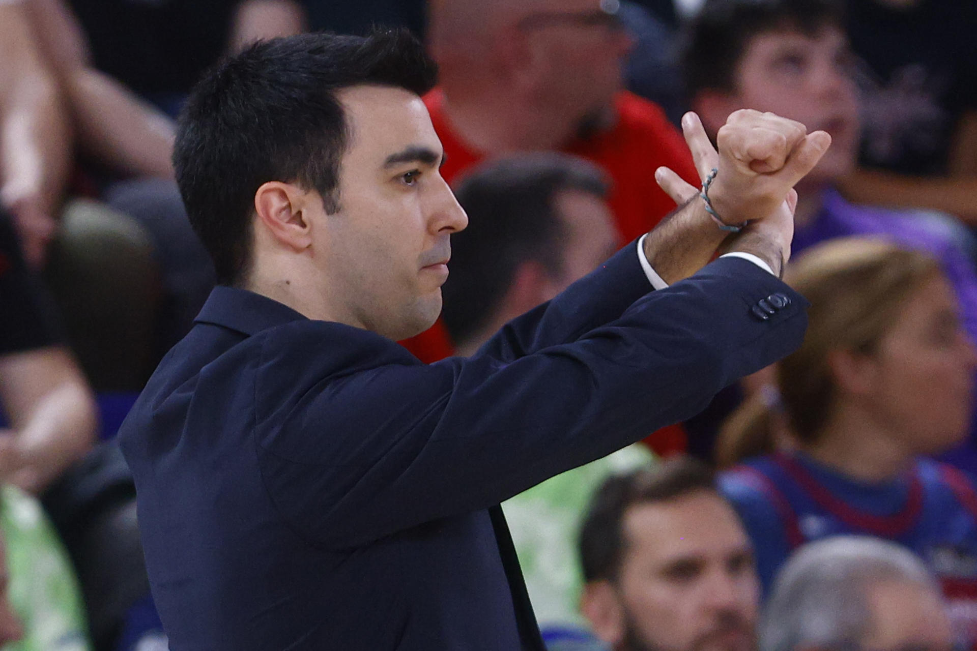 El entrenador del Hiopos Lleida Gerard Encuentra durante el partido de la jornada 31 de la Liga Endesa disputado en el Palau Blaugrana. EFE/Quique García