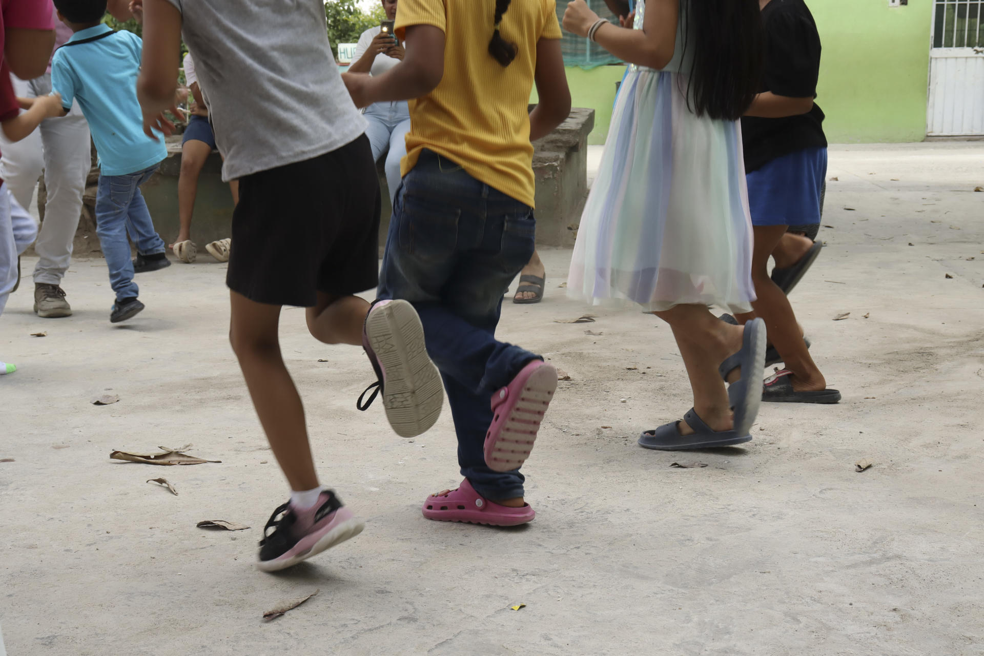 Niños juegan en actividades organizadas por la Dirección de Relaciones Internacionales y Desarrollo Transfronterizo este miércoles, en el albergue Jesús el Buen Pastor de Tapachula (México). EFE/ Juan Manuel Blanco