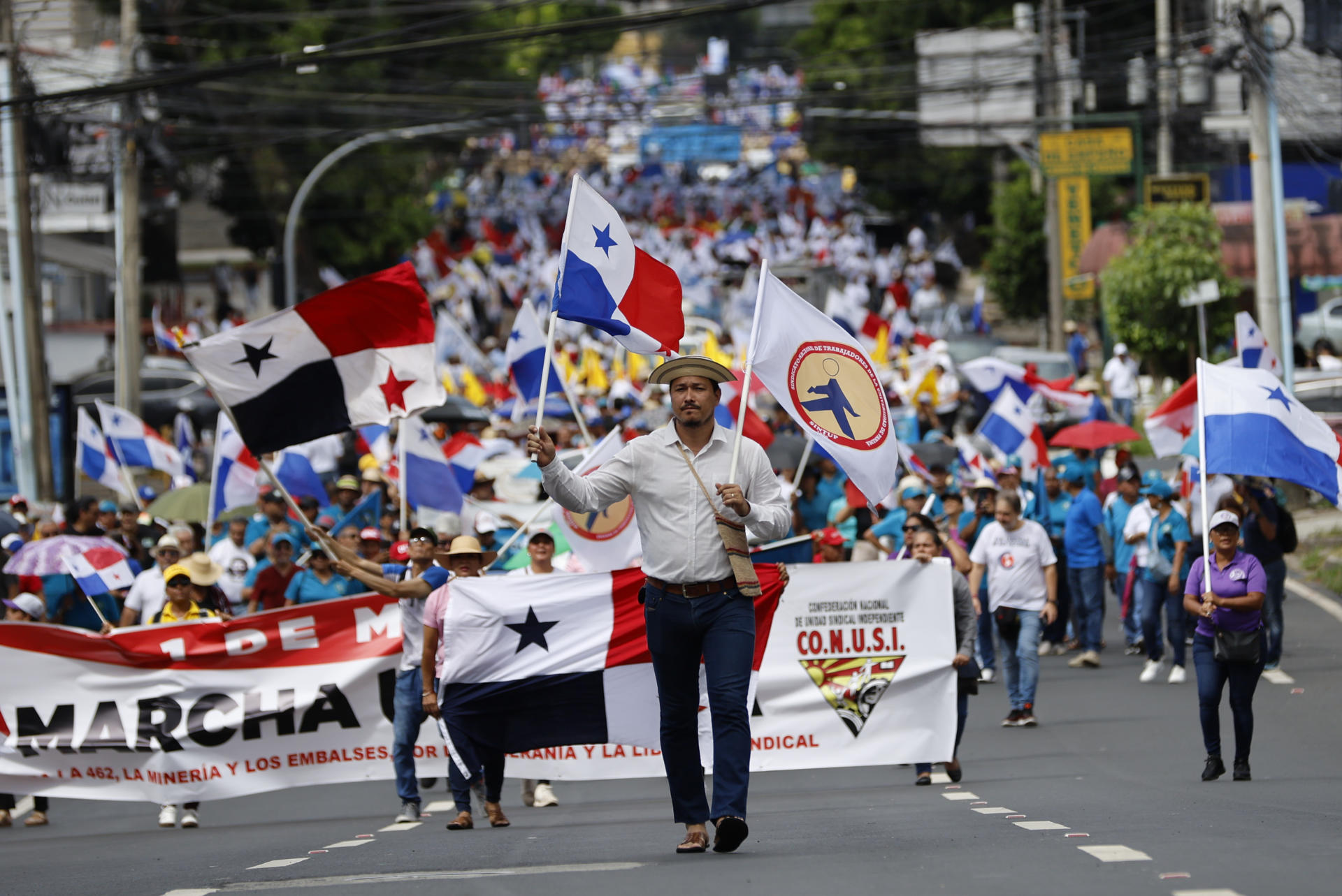 Un hombre participa en la manifestación del Primero de Mayo este jueves, en Ciudad de Panamá (Panamá).