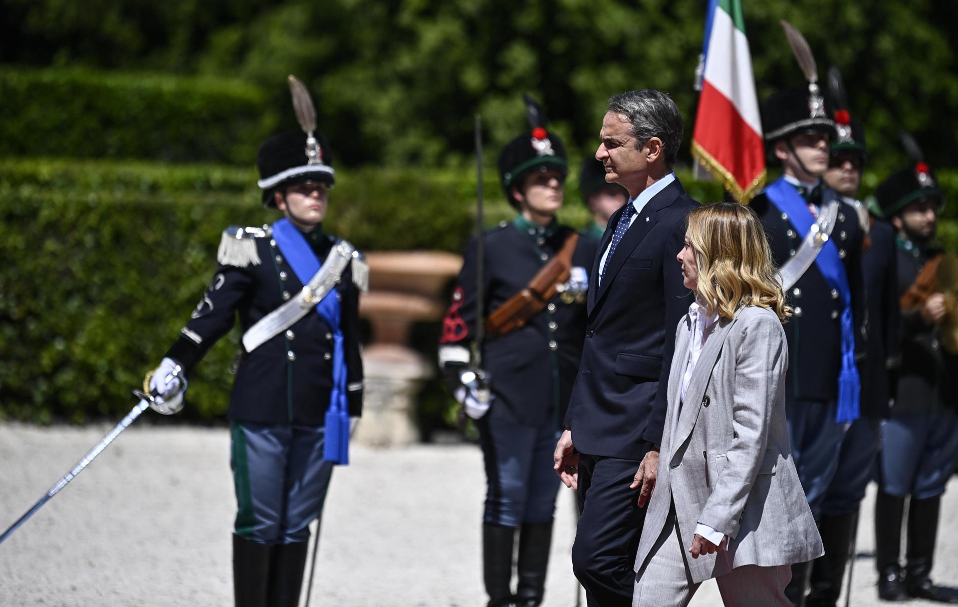 La Primera Ministra italiana Giorgia Meloni (D) y el Primer Ministro griego Kyriakos Mitsotakis (2-D) inspeccionan la guardia de honor en Villa Pamphili antes de la Cumbre Intergubernamental Italia-Grecia en Roma, Italia, 12 de mayo de 2025. (Grecia, Italia, Roma) EFE/EPA/RICCARDO ANTIMIANI