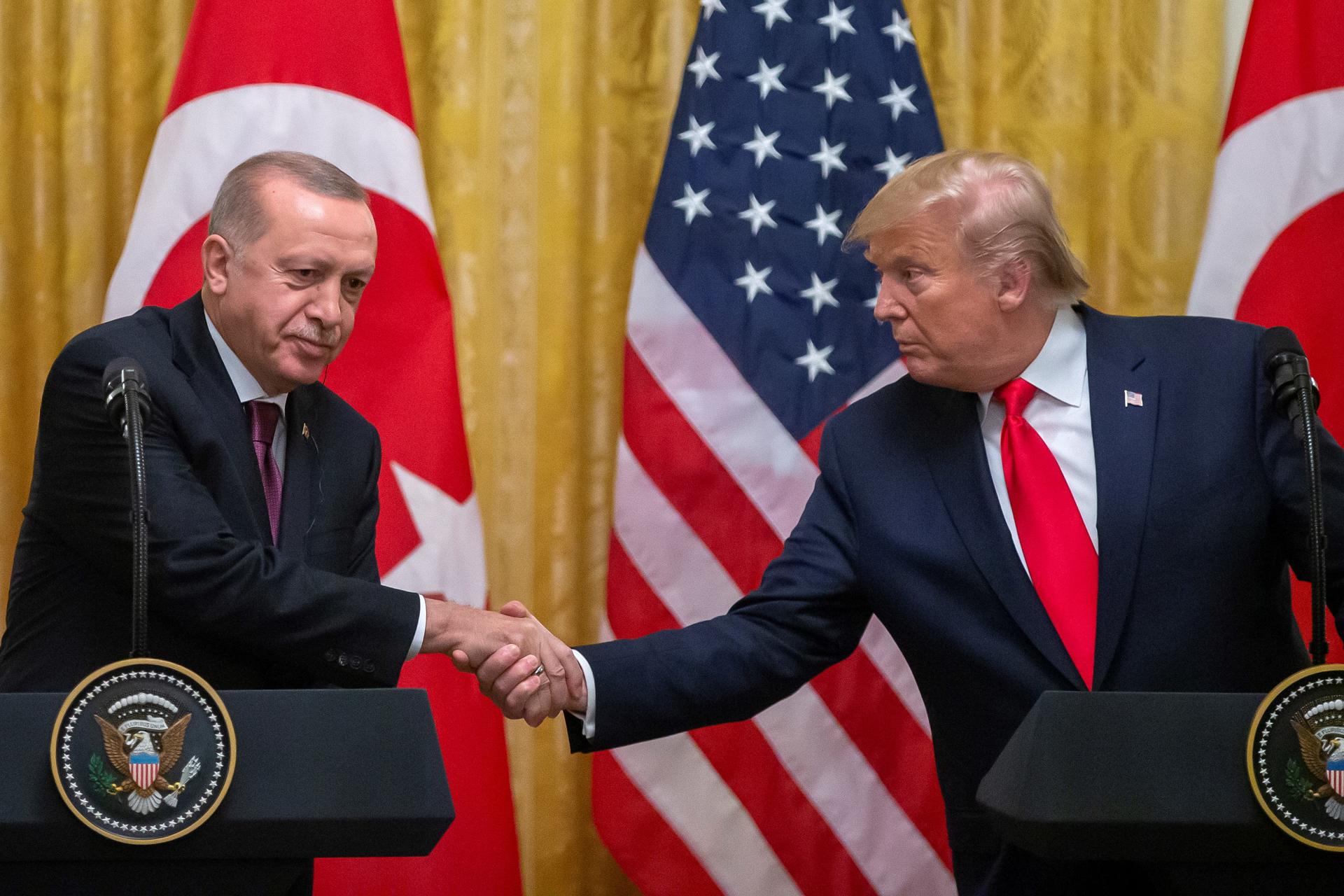 Fotografía de archivo del presidente estadounidense, Donald Trump, junto a su homólogo turco, Recep Tayyip Erdogan. EFE/Erik S. Lesser