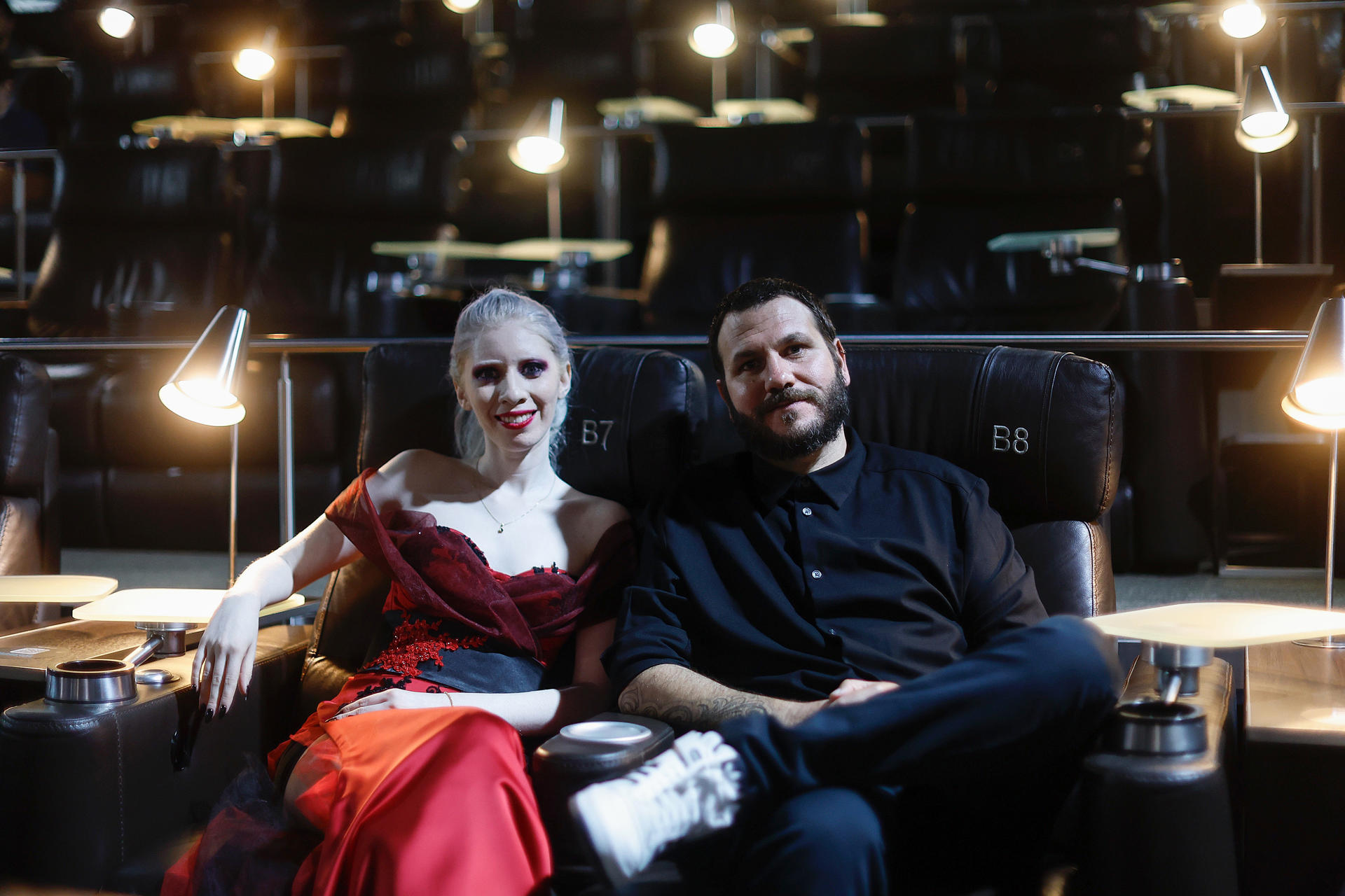 La actriz y modelo mexicana, Ruby Vizcarra (i), y el cineasta mexicano, Edgar Nito, posan durante una entrevista con EFE este miércoles, en Ciudad de México (México). EFE/ Sáshenka Gutiérrez