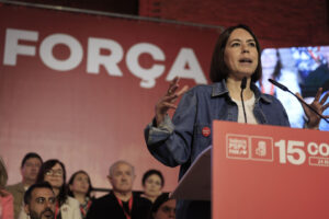 La secretaria general del PSPV-PSOE y ministra de Ciencia, Innovación y Universidades, Diana Morant (d), pronuncia un discurso durante la inauguración del XV congreso del PSPV-PSOE de la ciudad de València, que aprobará sus propuestas para dar respuesta a la crisis de la vivienda, luchar contra el desempleo y adaptarse al cambio climático, este sábado en Valencia. EFE/ Kai Forsterling