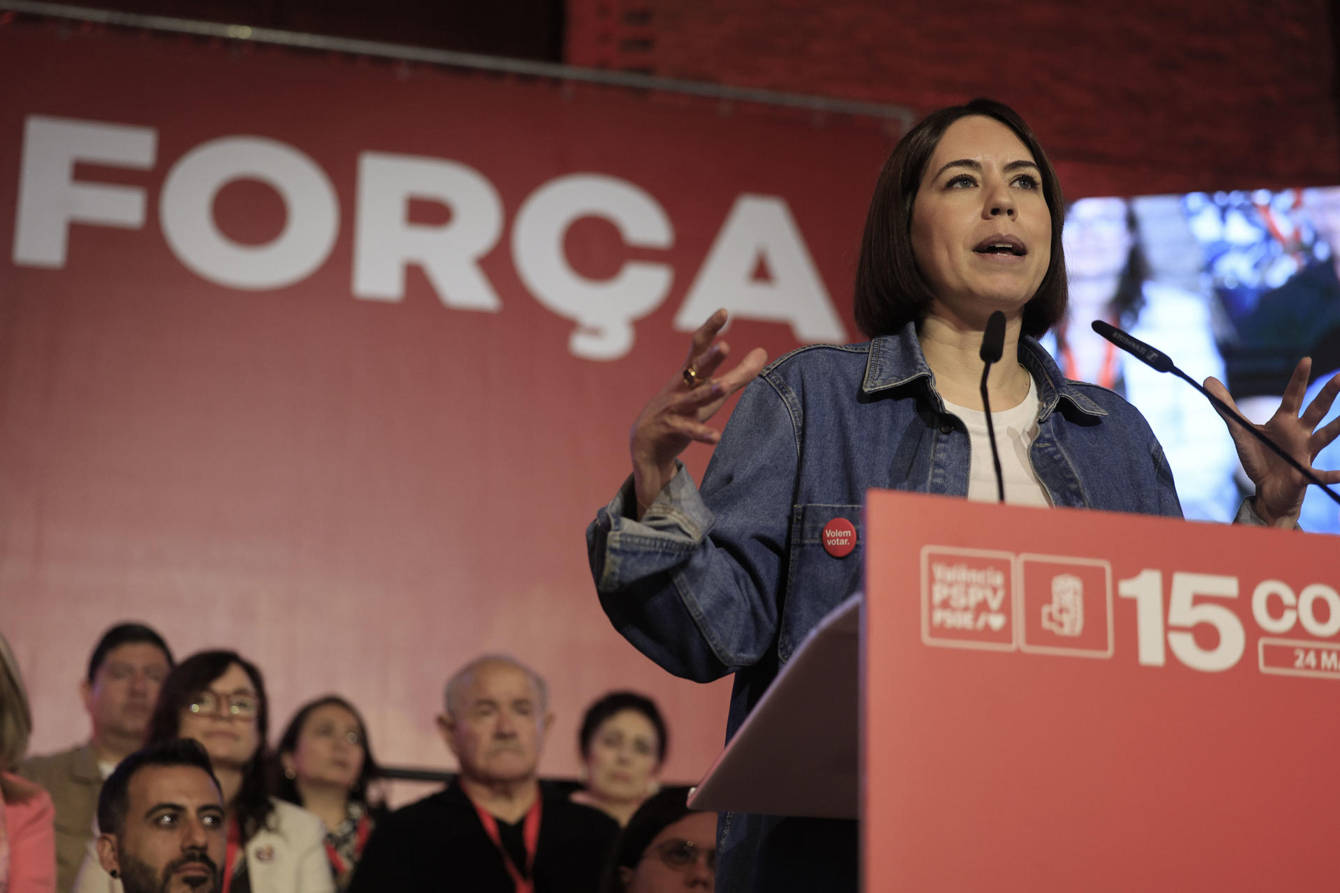 La secretaria general del PSPV-PSOE y ministra de Ciencia, Innovación y Universidades, Diana Morant (d), pronuncia un discurso durante la inauguración del XV congreso del PSPV-PSOE de la ciudad de València, que aprobará sus propuestas para dar respuesta a la crisis de la vivienda, luchar contra el desempleo y adaptarse al cambio climático, este sábado en Valencia. EFE/ Kai Forsterling