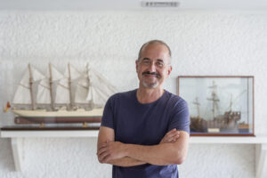 El gaditano Lorenzo Benítez, en una entrevista con EFE, habla de su documental 'Negro Limbo', con él que rescata la memoria de Acacio Mañé, uno de los líderes del movimiento por la independencia de la antigua Guinea española, desaparecido hace 60 años, y hoy, gracias a este trabajo, reconocido oficialmente como víctima de la represión franquista. EFE/Román Ríos