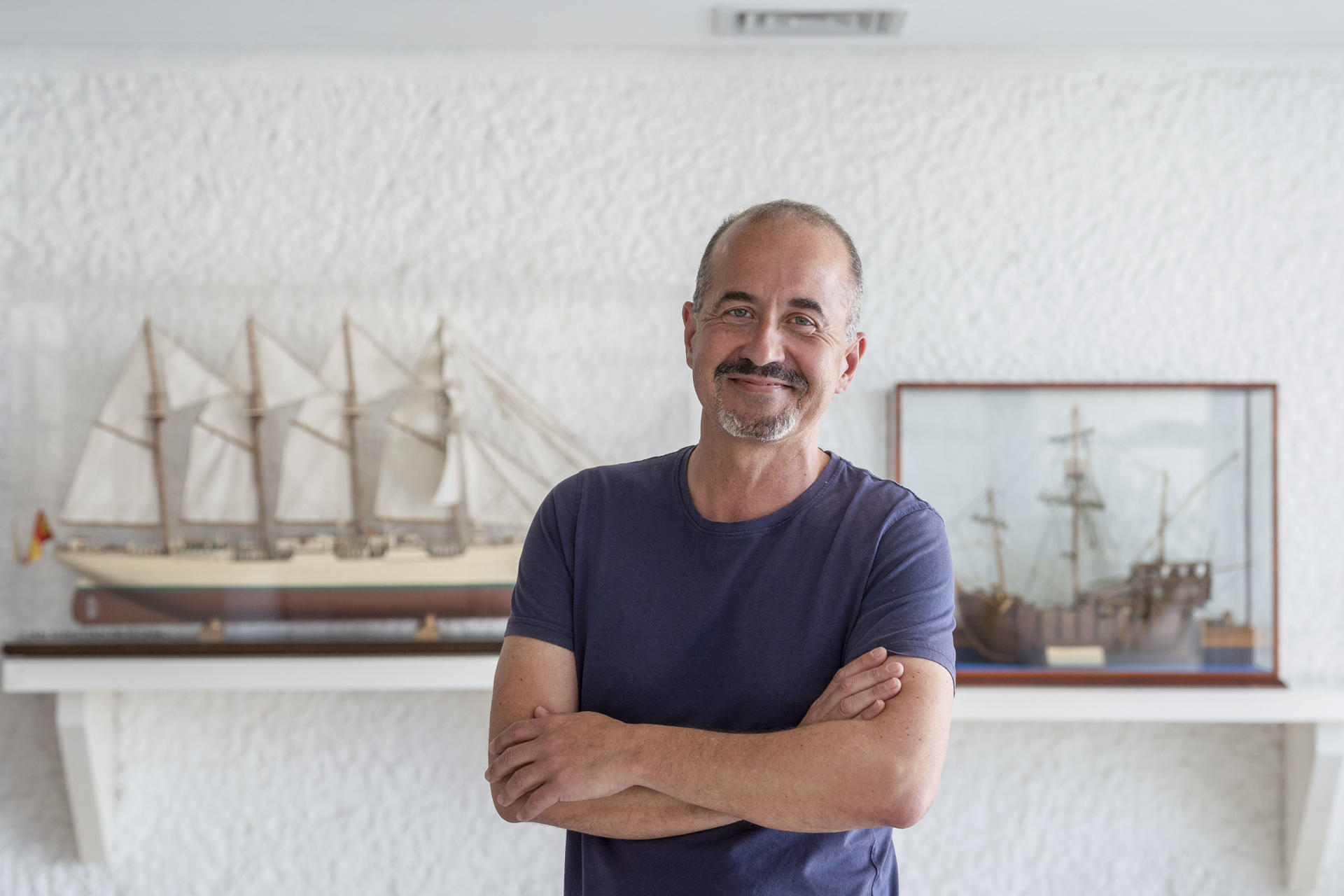 El gaditano Lorenzo Benítez, en una entrevista con EFE, habla de su documental 'Negro Limbo', con él que rescata la memoria de Acacio Mañé, uno de los líderes del movimiento por la independencia de la antigua Guinea española, desaparecido hace 60 años, y hoy, gracias a este trabajo, reconocido oficialmente como víctima de la represión franquista. EFE/Román Ríos